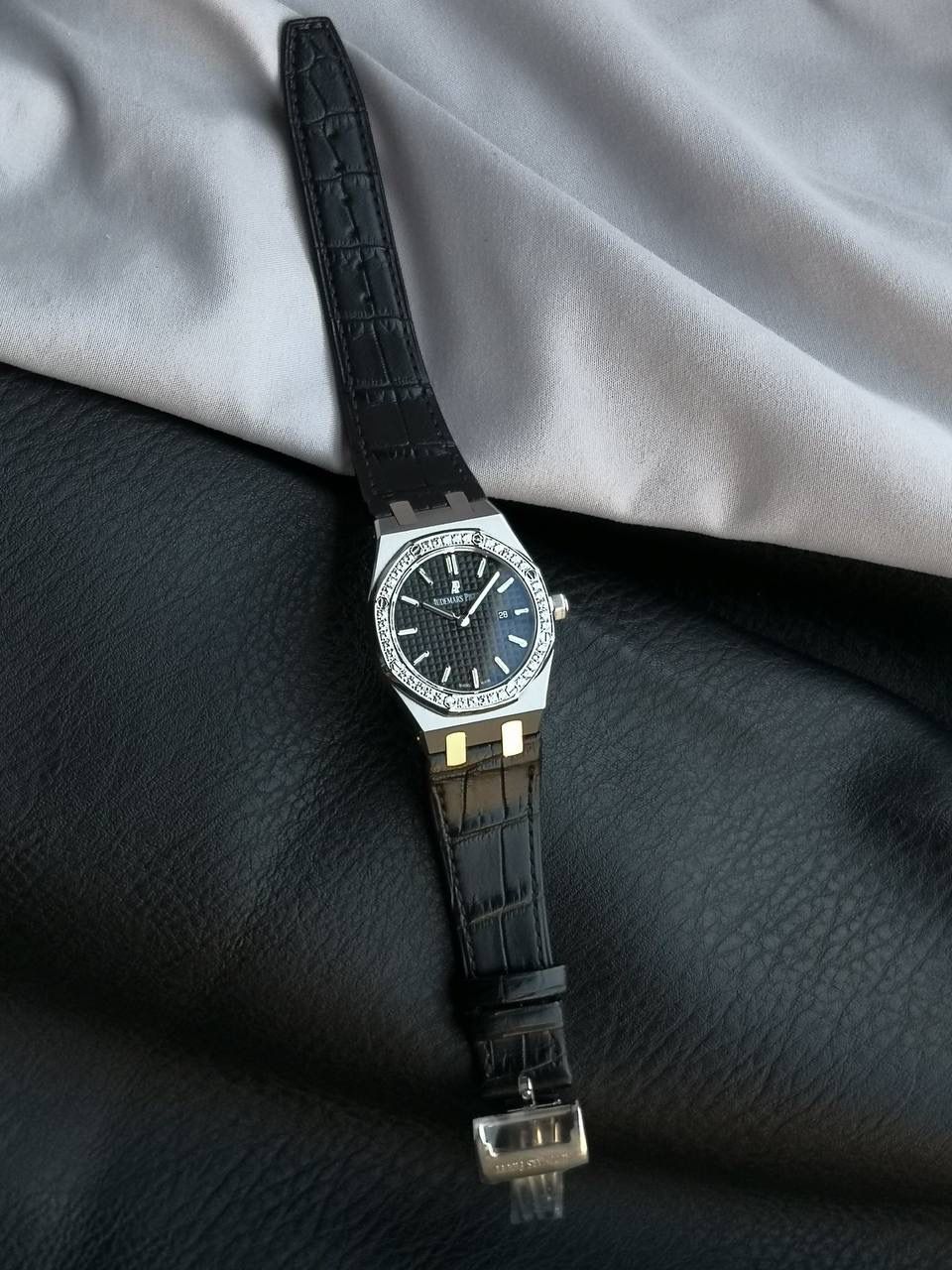 🚀爱彼皇家橡树系列不惜成本镶嵌世界最顶级的120切面施华洛顶级锆石，每一颗都攥刻有swarovski zirconia（用放大镜可看到，行业唯一一家），Swarovski zirconia是全球首款合成立方氧化锆，完全符合首屈一指的国际钻石评级权威GIA在评定钻石切割等级的综合标准，凭借无可比拟的璀璨光芒，可媲美钻石！整体效果已无限接近正品！可谓用心良苦，超高性价比带来的正品即视感为之点赞‼️ SWAROVSKI ZIRCONIA是全球首款合成立方氧化锆完全符合首屈一指的国际钻石评级权威，美国宝石协会(Gemological Institute of America，简称GIA)在评定钻石切割等级的综合标准。