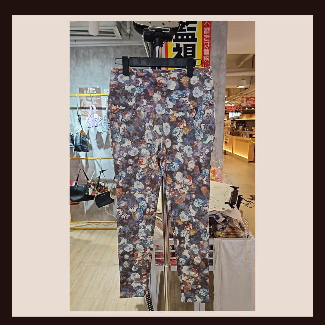 🌸 藝術感爆棚：Zara 經典多彩碎花修身緊身褲