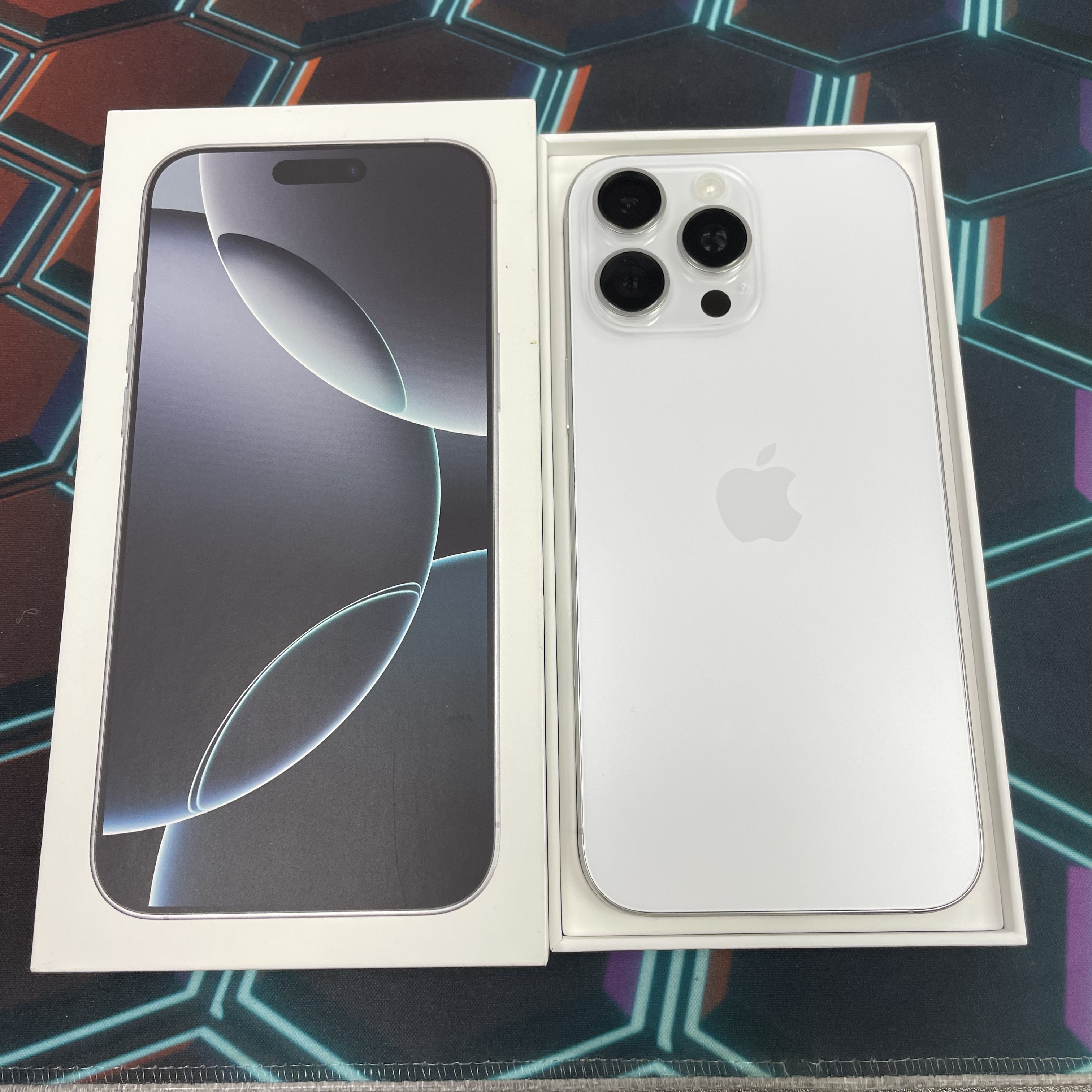 *8026 16 Pro max 完美機 256GB 電94 白色 white