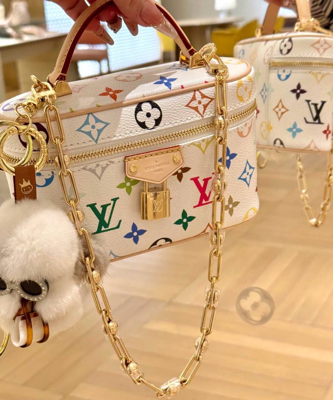 LV化妆包白三彩👜✨ 包身灵感来源于Louis Vuitton的vi老花旅行箱。以经典的方圆化妆包造型打造设计，让这款包包独显个性，搭配手提手柄与可拆卸链条带，日常手提肩背斜挎都很方便，不会觉得繁重。 包身缤纷的三彩Monogram，像是打翻了颜料盘，让整体变得特别年轻、有活力。不愧是村上隆和LV联名的系列！🌈❤️ 尺寸：19-12-6.5cm