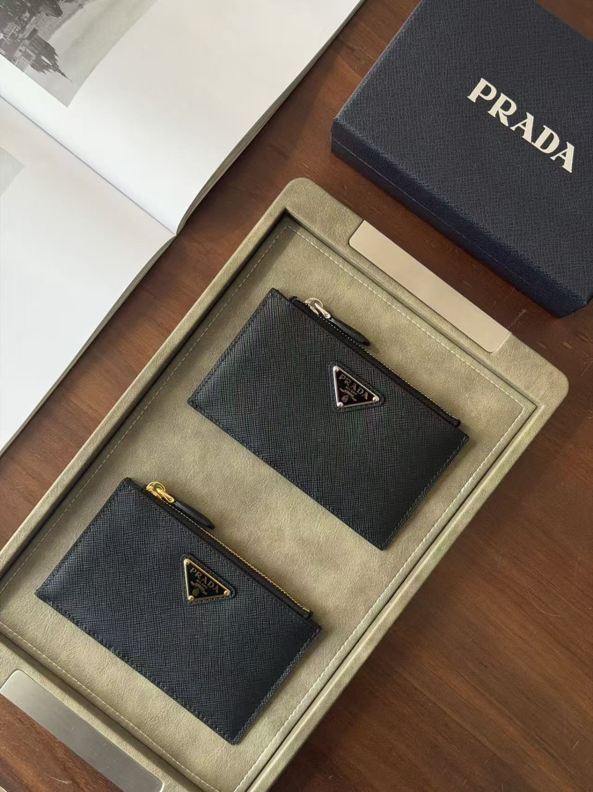 PRADA Saffiano 三角形卡包 連禮盒