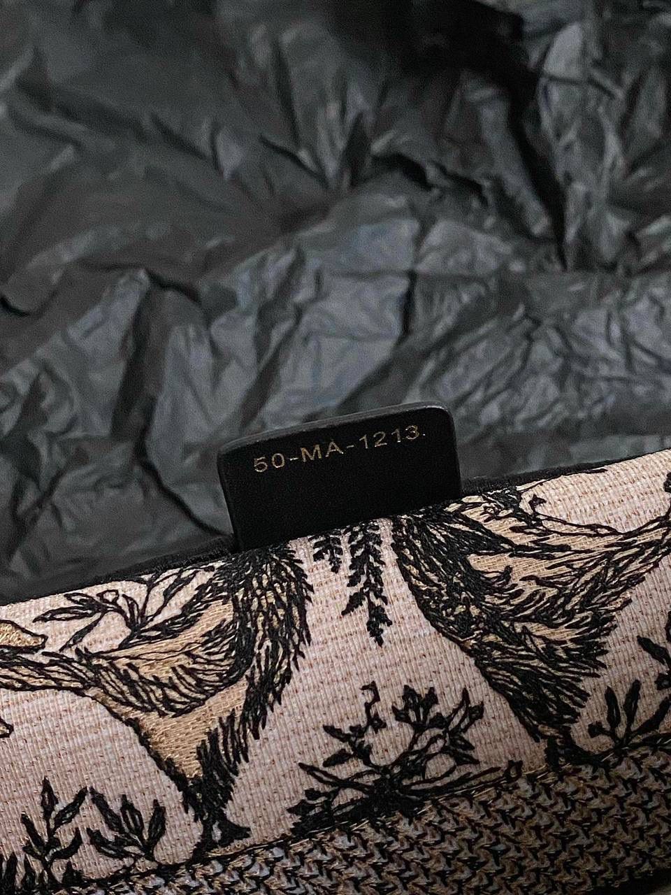 🈶咖杏中号 𝗖𝗗 𝗕𝗼𝗼𝗸 𝗧𝗼𝘁𝗲 24太阳神阳光茹伊 它有代表春天的玫瑰 夏天的麦穗，秋天的枫叶 以及冬日的枝干🍂💕 整个太阳也是关于守护的象征 寓意是非常美好的，浪漫且神秘 那种高定视觉，沦陷了！！ 行走在街头很是时髦✨ 36×27×16cm