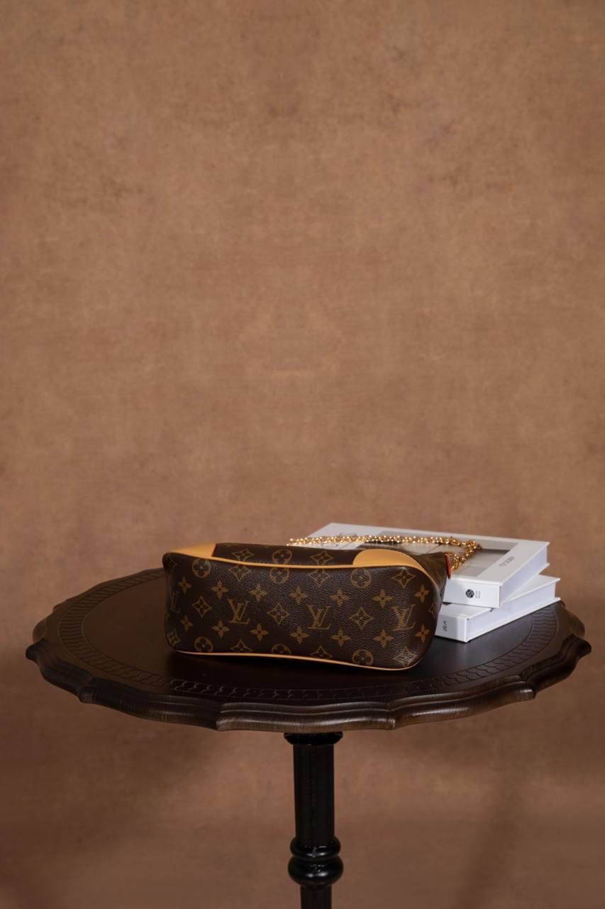 LV黄牛角😍 这款真的很火，一出就知道是爆款🔥 牛角包造型，小巧又可爱，但真的很能装，日常出门完全够用。 复古老花＋时髦设计，颜值超高，随便背都好看‼️ Size：29 × 16 × 9.5 cm 好看＋实用兼顾，真的属于那种买了不后悔的款💖