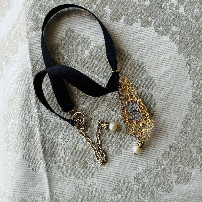 Vintage Recomposed Czechoslovakian Elegant Cameo Charm on Satin Ribbon Choker (NZ068)