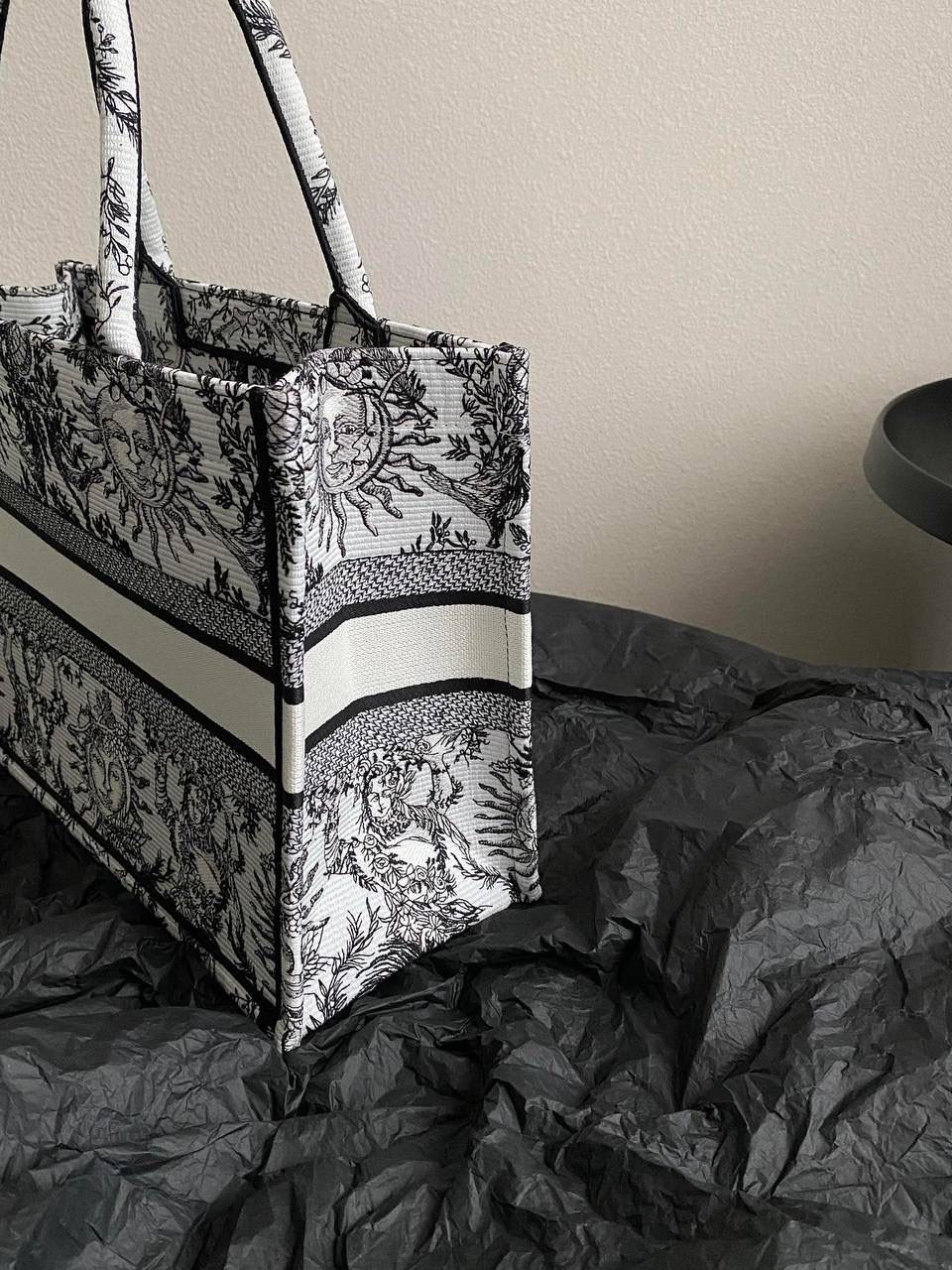 🈶黑白中号 𝗖𝗗 𝗕𝗼𝗼𝗸 𝗧𝗼𝘁𝗲 24太阳神阳光茹伊 它有代表春天的玫瑰💐🎀 夏天的麦穗，秋天的枫叶 以及冬日的枝干 整个太阳也是关于守护的象征 寓意是非常美好的，浪漫且神秘 那种高定视觉，沦陷了！！ 行走在街头很是时髦🌟 36×27×16cm