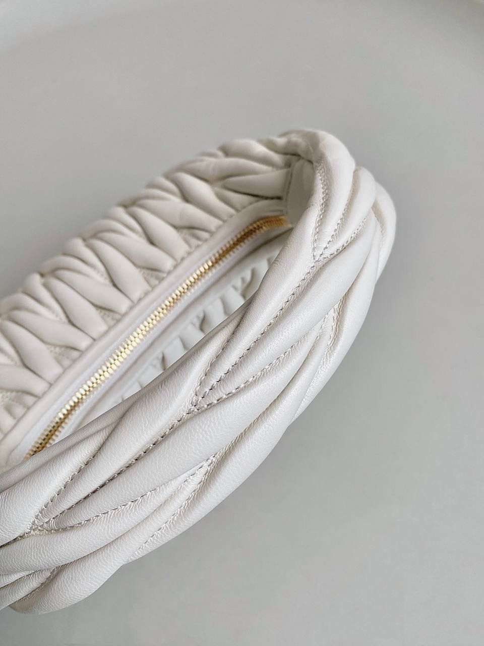 🈶白色小号， 𝗠𝗶𝘂𝗠𝗶𝘂 𝗪𝗮𝗻𝗱𝗲𝗿 𝗛𝗼𝗯𝗼褶皱腋下 火爆全网都不用多说，人手一只的程度 我们用的是进口小羊皮！非国产皮料 肉眼可见的细腻，软软糯糯触感非常好！ 他家经典独特的褶皱工艺，是要有一定厚度 底料太薄了都做不出它的饱满和弹性 更不是市场通货干瘪瘪的褶皱，实在太假 我们新合作的老师傅在这细节上扣的很认真 一缕一折都有zp的神韵，且做到对版！！ 追求高品质的来 小号：17×20×6cm，#F0013m 中号：18x25x7cm