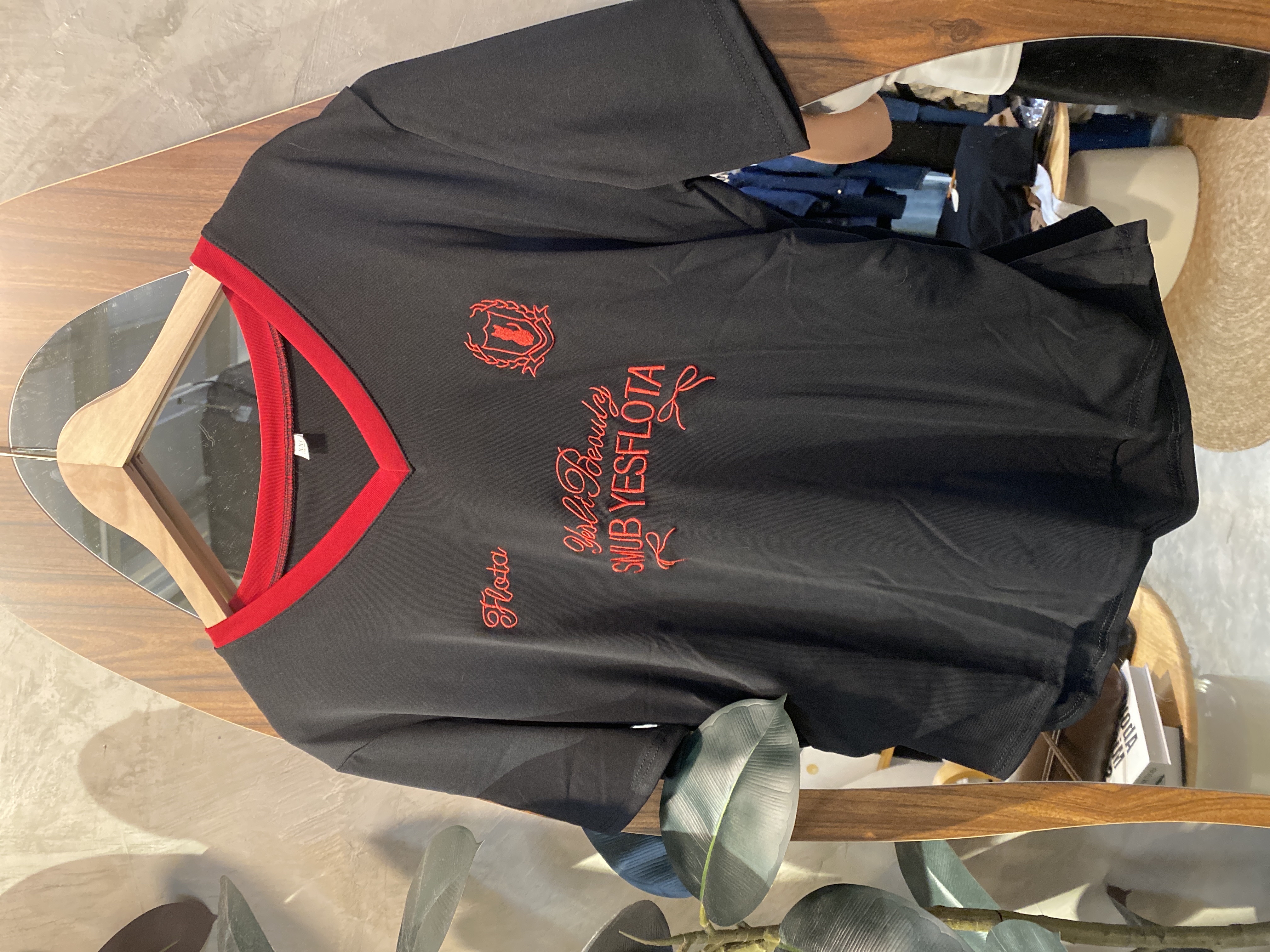 💥4646号-V领刺绣字母弹力修身上衣