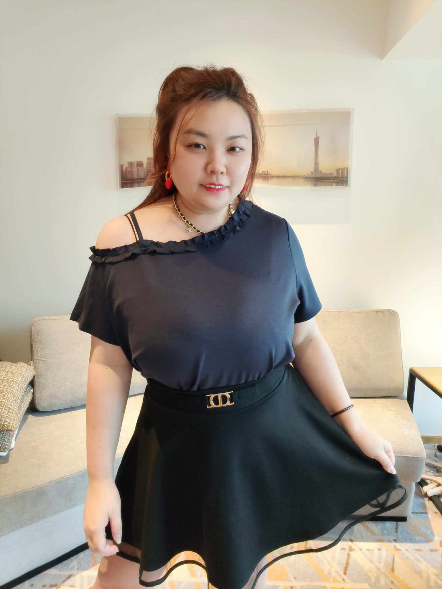 YCH03 26055 木耳边斜露肩吊带上衣