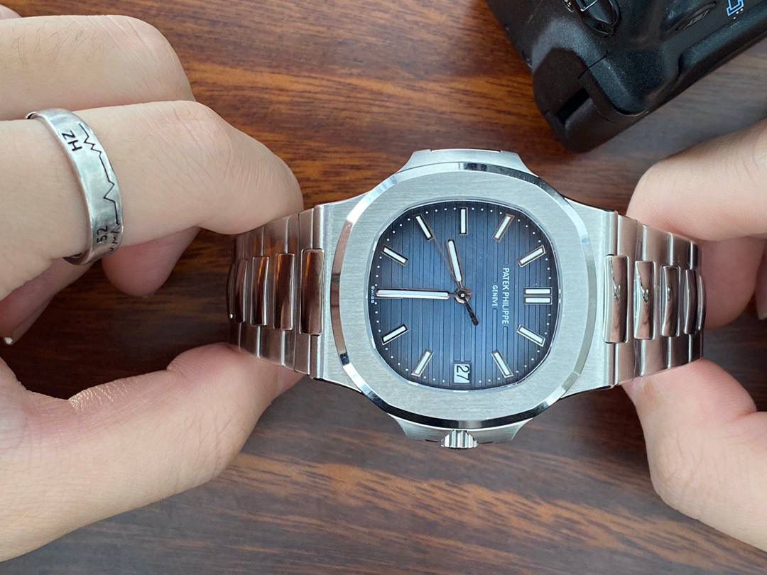 鹦鹉螺市场独家专用机芯，升级无噪音刻字版原版机芯🔥🔥 详细升级解读: 1.升级机芯全部精雕刻字，清晰不磨损，纹理做到极致。 2.升级自动陀片，采用瑞士超精密轴承，业界史无前例的安装陀片工艺。做到百分百降噪音。 3.原版机芯，无假夹版，无假摆轮，无假红宝石。WY-3k厂完整的复刻出3.3毫米的绝版高品质324SC机芯. 4..升级表盘刻度夜光超亮，而且整体做到和谐一致同步亮度。 5.鹦鹉螺经典蓝盘，目前改进与正品一致的颜色，秒杀其他工厂的表盘细节和做工。 6.日历窗口每一只手表做了水平正位，不出现偏斜遮挡。 7.把头调节档位顺畅度的多次调试，调试到最佳状态。使得升级版手雷调校时间和上链的手感畅顺 8.升级了整个手表厚度8.3毫米，完美实现全网最薄机械表，等同原装厚度。佩戴起来舒适无比。 9.重点强调324Sc机芯顺时针调日历，也就是由上往下调日历。注意辨析和正品一致。 10.调节时间的时候，拉表冠二挡。大秒针是不停止的。和正品也是一致。