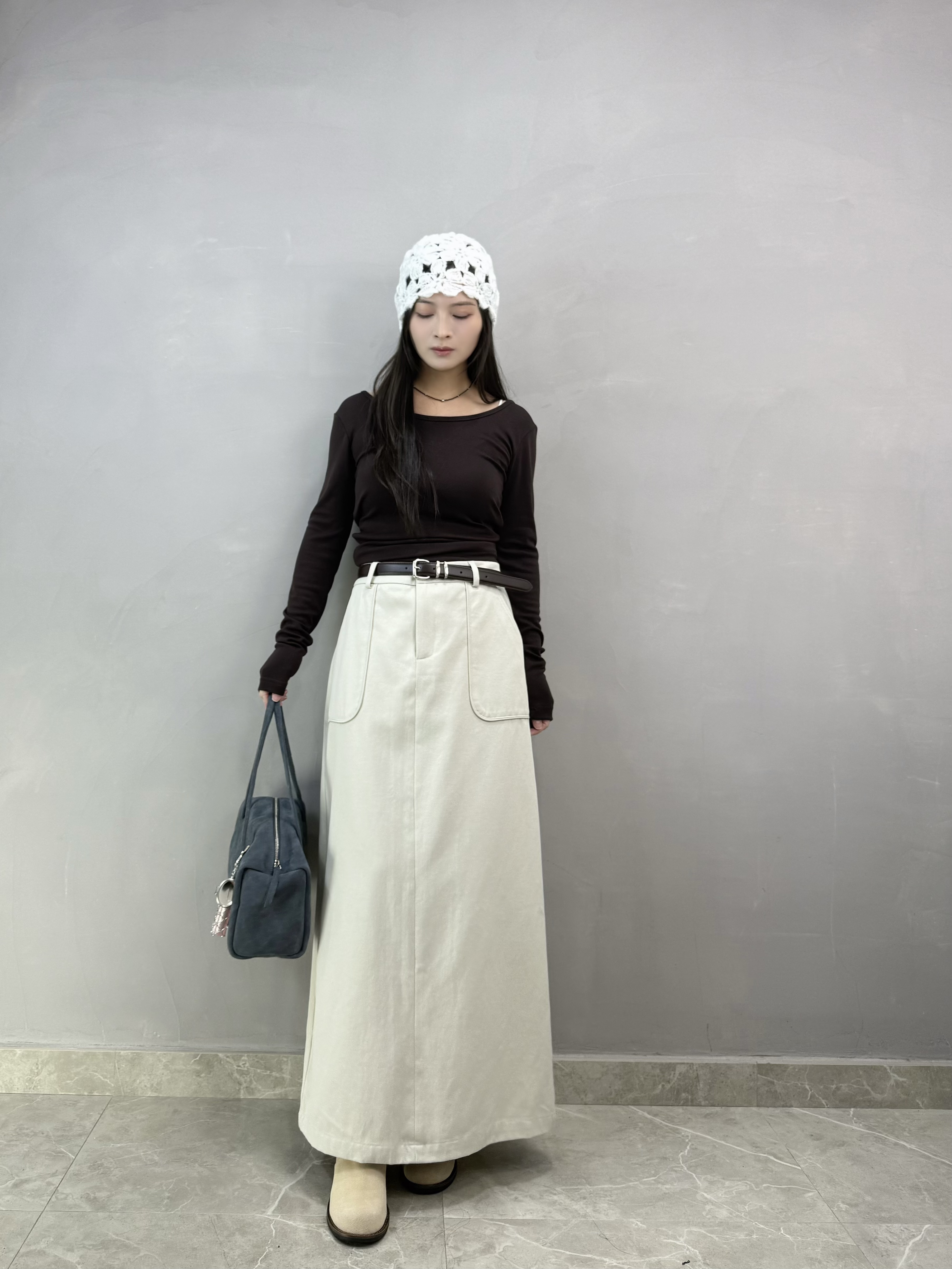 H05 後扭結露背tee