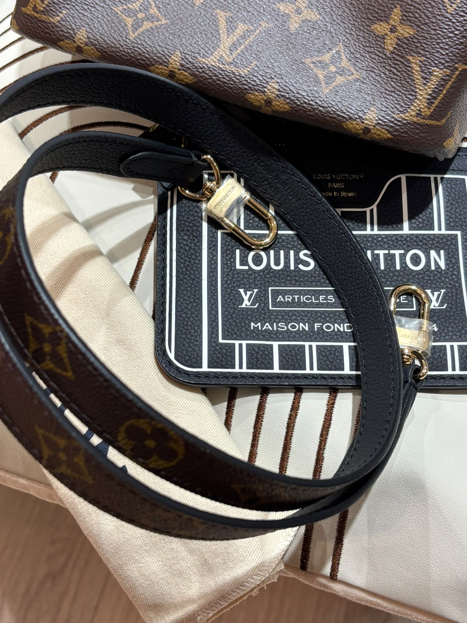 LV Neverfull Inside out bb leather100%Authentic, 99%New ✅pouch ✅Dust bag✅Box