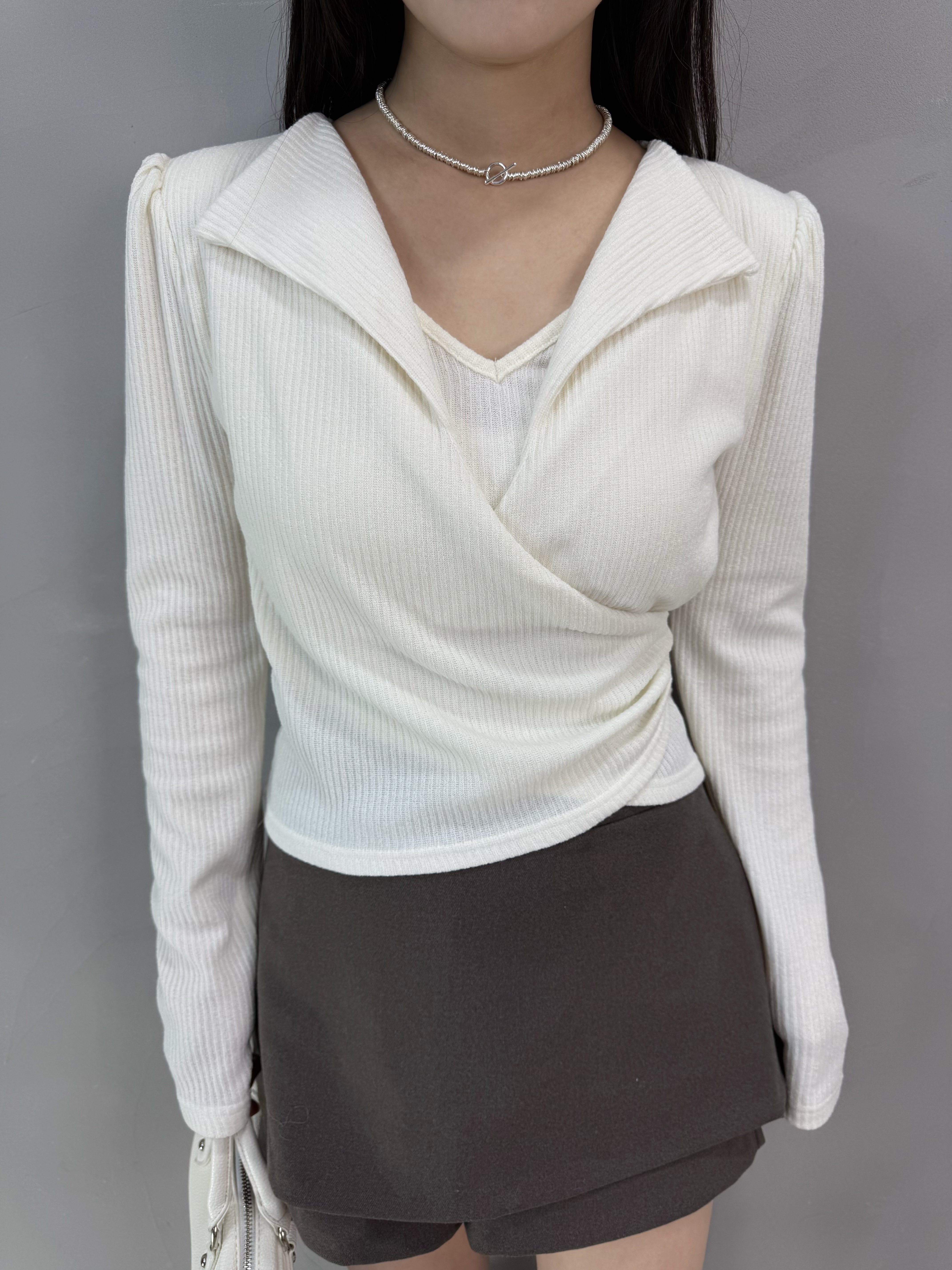 D77 暗紋V領假兩件Top