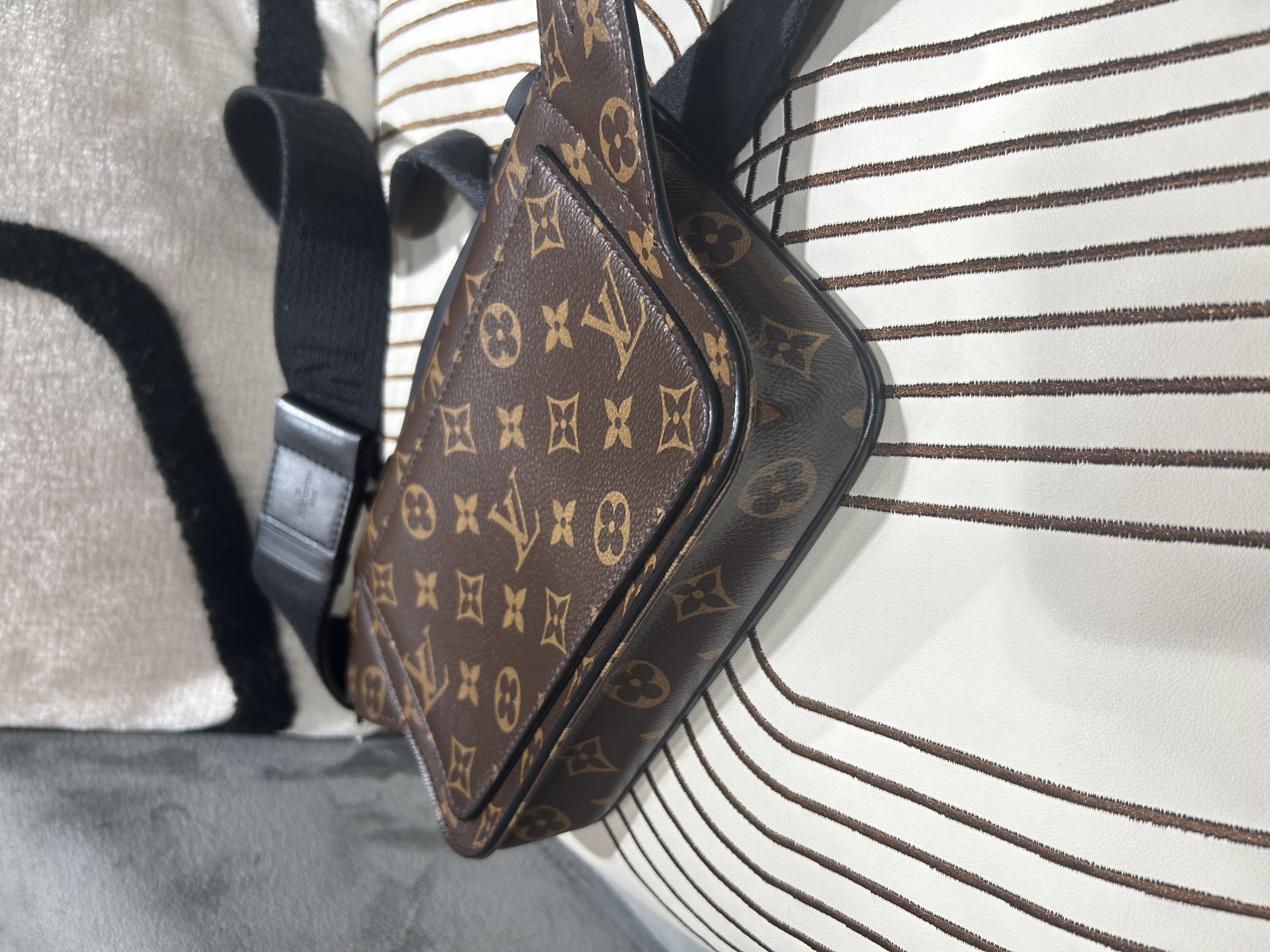 Lv S-LOCK M45807 斜孭袋 100%Authentic,98%new ✅專門店收據✅dust bag 