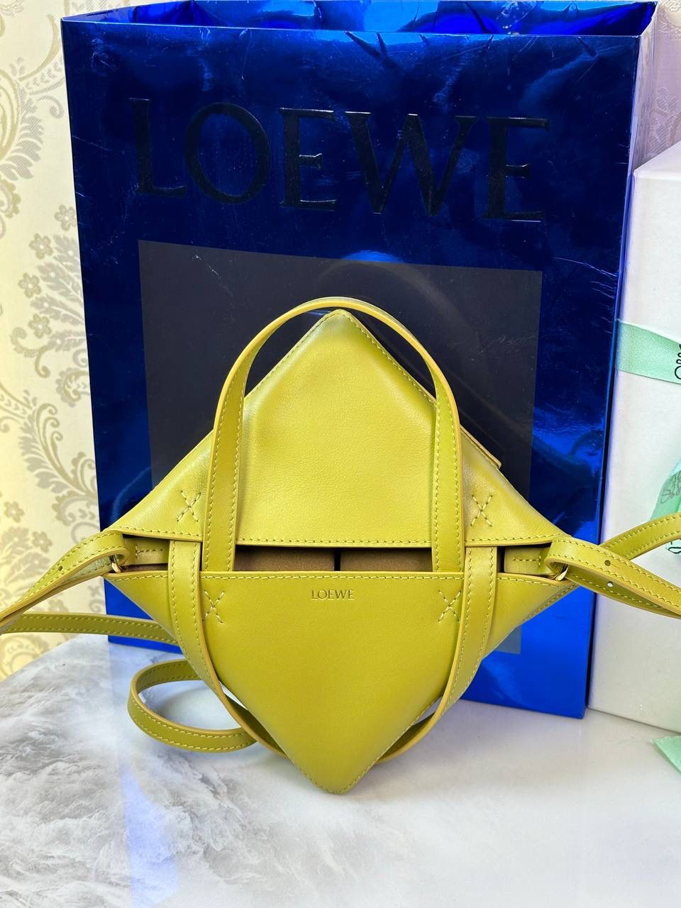 *𝐏𝐮𝐳𝐳𝐥𝐞 𝐅𝐨𝐥𝐝折叠手袋👜* ——全新【𝗡𝗘𝗪】升级‼️ 延续经典𝙋𝙪𝙯𝙯𝙡𝙚的标志性几何裁剪设计，新晋顶流🅰️𝙋𝙪𝙯𝙯𝙡𝙚 𝙁𝙤𝙡𝙚 𝙏𝙤𝙩𝙚以折纸包为灵感，升级成🉑完全折叠‼️的结构，立体与平面任意切换，出差旅行🧳必备单品。小牛皮材质轻且柔软，𝐌𝐢𝐧𝐢尺寸搭配一条可拆卸式肩带，手提，肩背，斜挎多样化背法✨ 尺寸：𝟏𝟔.𝟓-𝟗.𝟓-𝟐𝟎𝐜𝐦 款号：052322