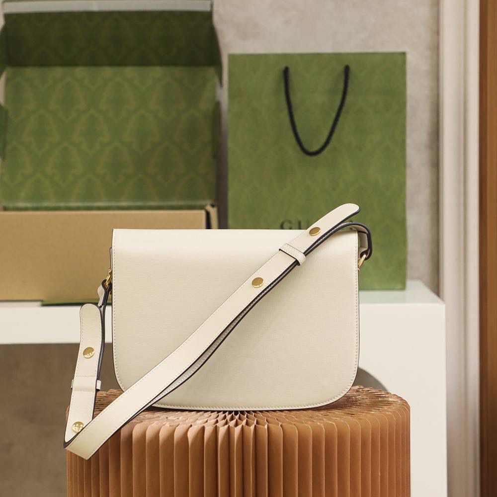 ▪️𝟭𝟵𝟱𝟱 𝐇𝐨𝐫𝐬𝐞𝐛𝐢𝐭马衔扣#602204# 正品皮▪️Y ☑️尺寸：25*18*8𝙘𝙢 𝙃𝙤𝙧𝙨𝙚𝙗𝙞𝙩 1955马鞍包全皮系列， 全皮的质感看起来更加上档次， 更加有时尚感，标志性的马衔扣五金， 搭配经典的复古线条与现代精神巧妙融合， 不仅看起来有复古的味道，却不失时尚的高级感， 采用皮革材质相映成趣， 搭配可调节的肩带，给予日常不同的背法！ 隔成设计，更加人性化使用！ 给人透出低调而大气的气质！🔥🔥