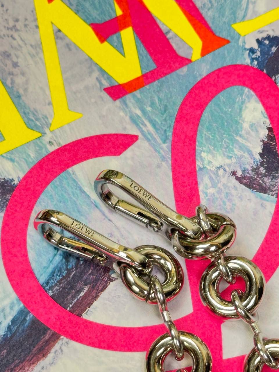 “全新升级*不锈钢材质” 甜甜圈⛓️链条肩带（银色） 尺寸：68×1.6×0.5cm 秀场甜甜圈链条同系肩带，进一步突出了手袋的造型高，引入了鲜明活泼的精神态度😉。