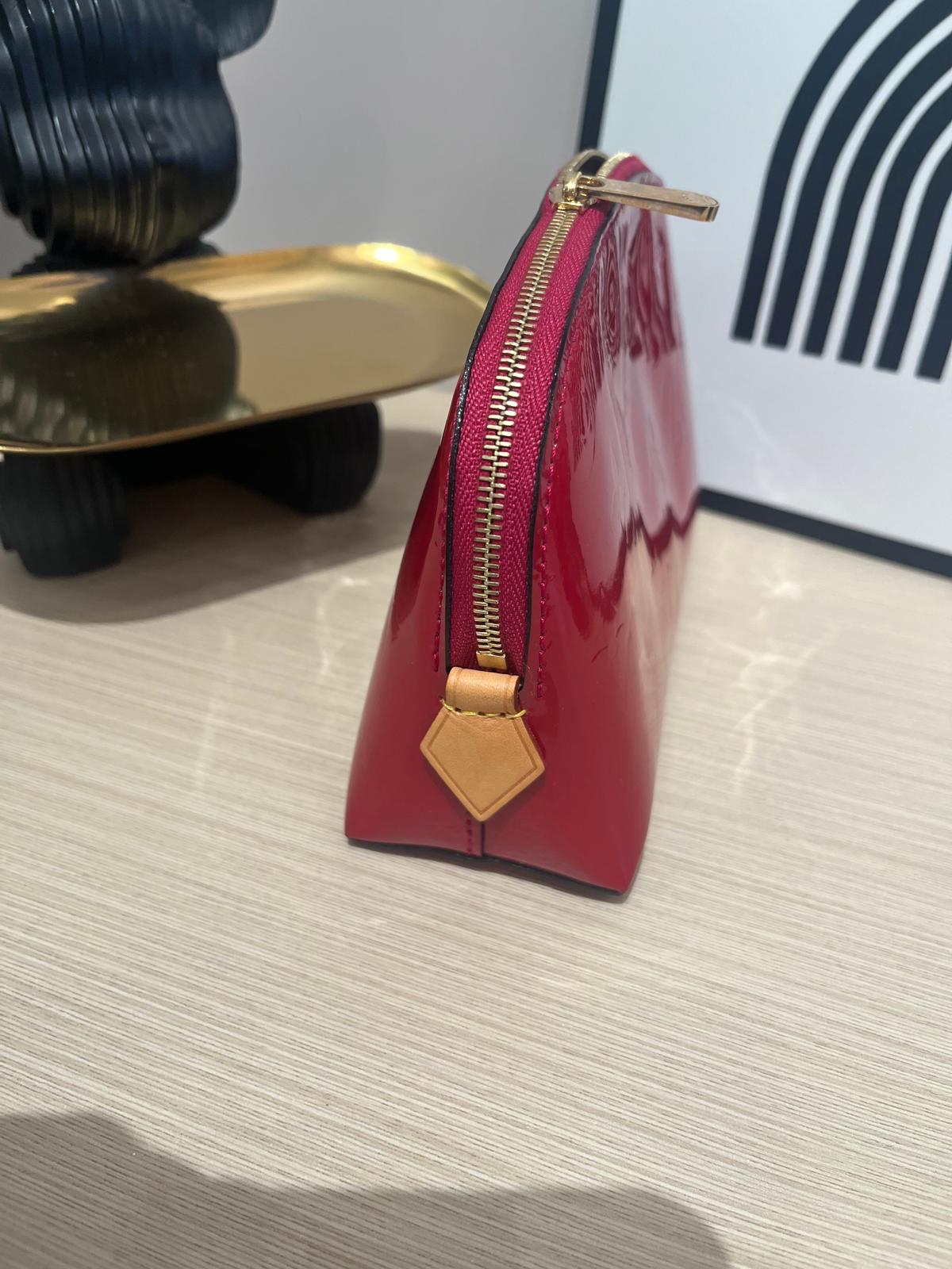 Lv cosmetic pouch 化妝袋 100%Authentic,95%new ✅dust bag 