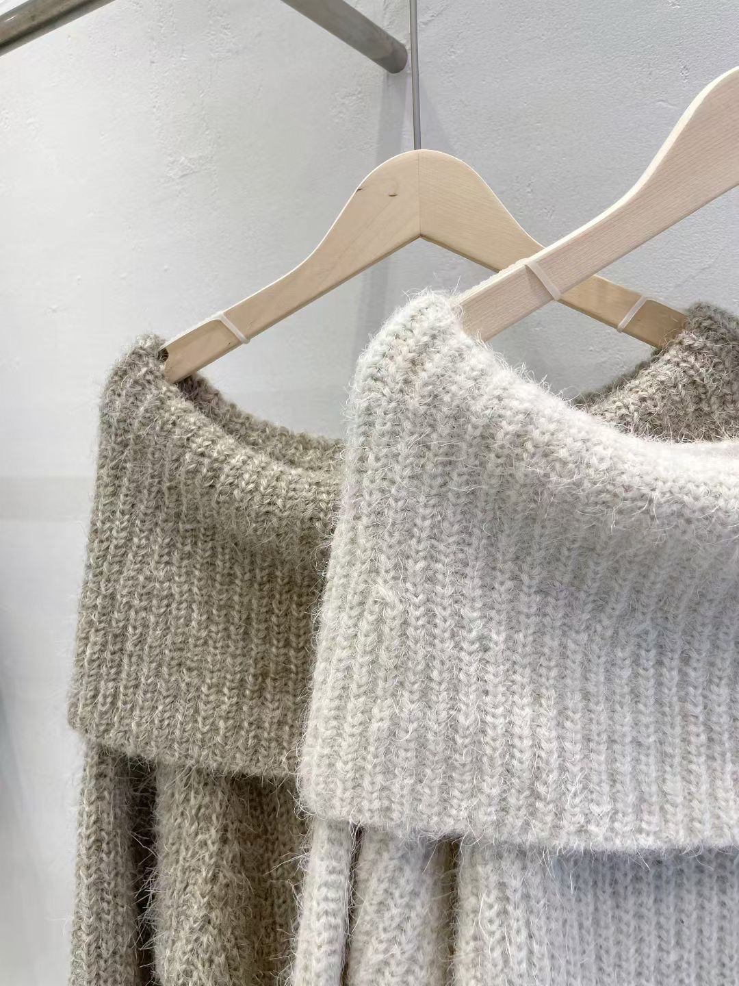 【 Goodbye Winter,🧸 | 氣質女孩！粒粒混色針織兩穿反領一字膊OPS🤎】 Bear Off Shoulder Ops(兩色入)