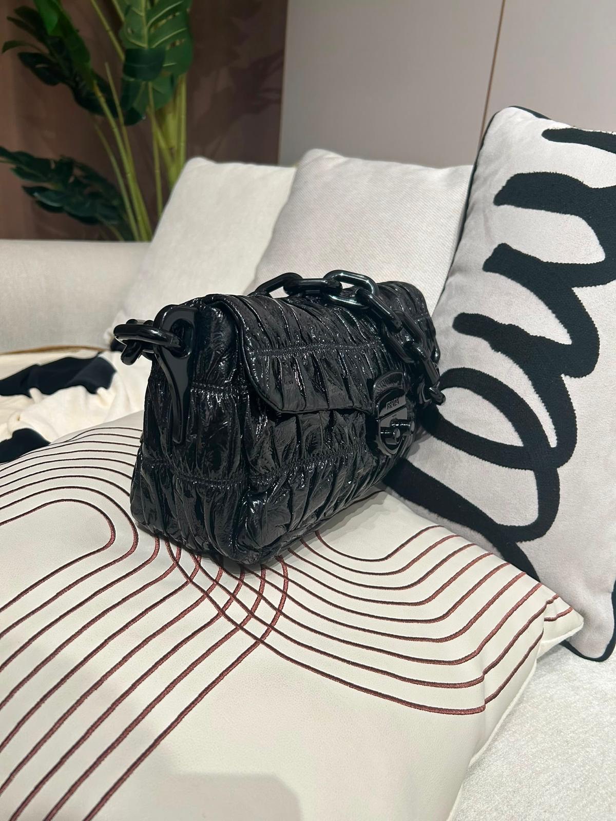 Prada So Black Shoulder Bag 油蠟皮 100%Authentic, 98%New ✅Dust bag