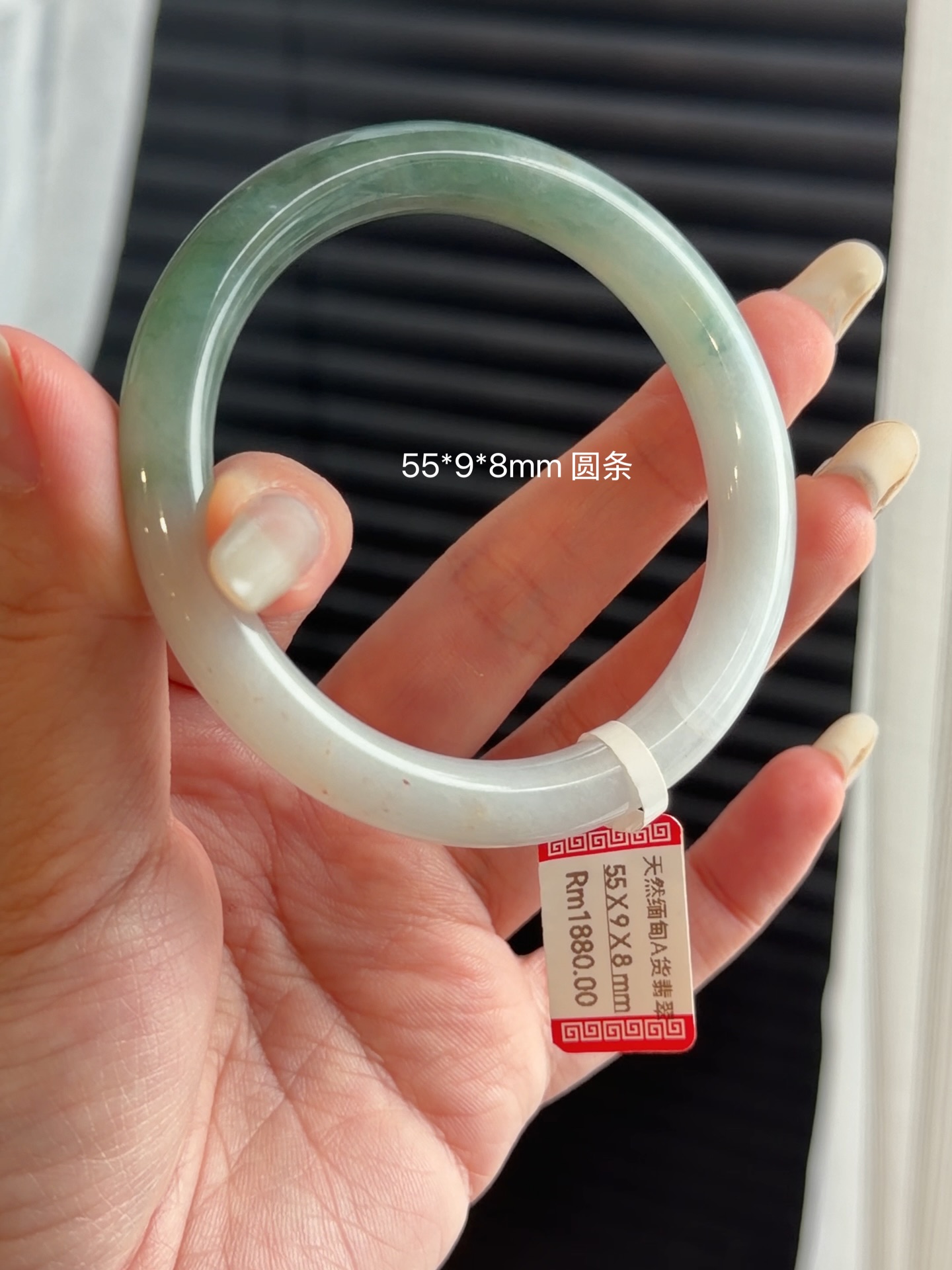 ✨ 马来西亚现货 ✨精品手镯 · 实物更美55圆条 半山水翡翠手镯 💎 尺寸圈口：55mm ｜ 宽度：9mm ｜ 厚度：8mm💰Rm1880.00 (有纹不扣)📄 附权威证书🕊 支持鉴赏期🌍 全球配送喜欢的宝宝欢迎 DM 💌先到先得，不留#马来西亚翡翠 #怡保 #吉隆坡 #新山 #新加坡