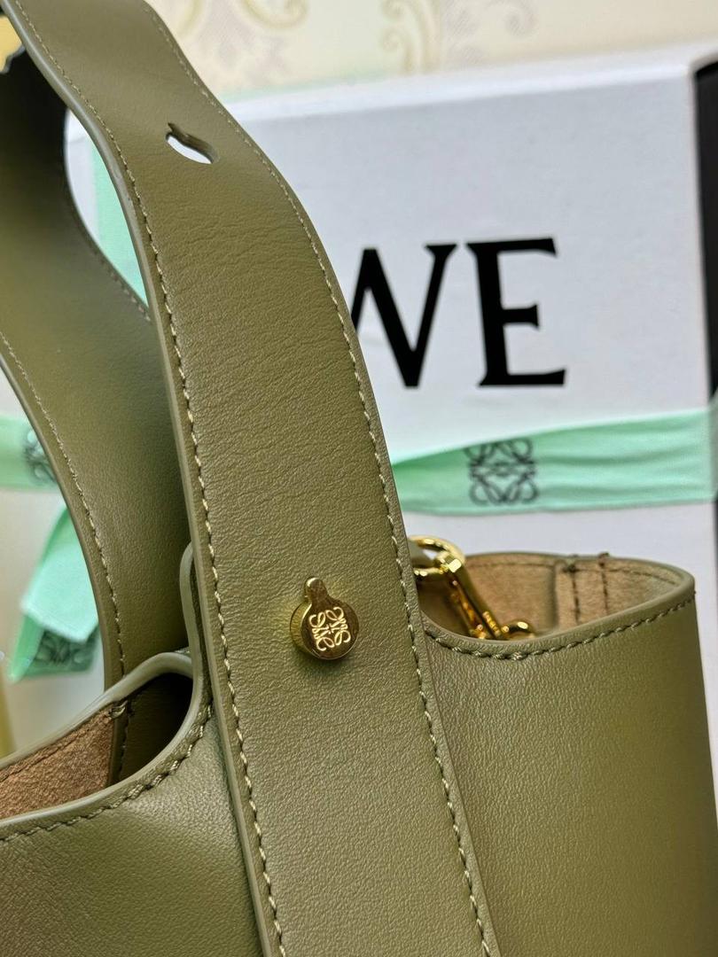 ♥️𝙈𝙞𝙣𝙞 𝙋𝙚𝙗𝙗𝙡𝙚 𝘽𝙪𝙘𝙠𝙚𝙩 ——【橄榄绿】 尺寸：𝟏𝟔-𝟏𝟔-𝟗.𝟓𝐜𝐦 编码：062339 🎈标志性Anagram鹅卵石点缀，配以纯粹简约线条以及瞩目设计风格，诠释全新𝙋𝙚𝙗𝙗𝙡𝙚手袋👜 🎈自带一根🉑拆卸🉑调节的肩带，一包多背，多样化风格，秀场大放异彩😀内里容量超大，日常实用性强👌 🎈配全套专柜礼盒🎁，给你满满的仪式感👀