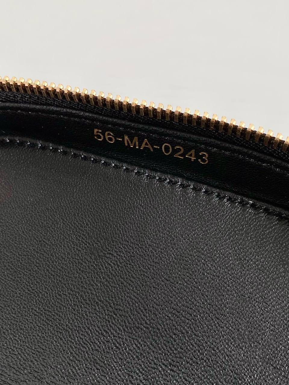 🈶黑色小号 𝗗𝗜𝗢𝗥 𝗦𝗶𝗴𝗻𝗮𝘁𝘂𝗿𝗲 𝗩𝗮𝗻𝗶𝘁𝘆 化妆盒 全新系列一出直接萌翻天，很难不火 通常在金属包扣或链条装饰的CD字母 这次当了回主角，直接放大像极了猪鼻子 压印浮雕质感和字母的立体弧度，好高级 成了包身上一眼就能看到的重点元素 手提手柄系个小丝巾，简直不要太可爱 拆卸可调节肩带日常随意搭配出街 小巧不臃肿，都去冲 16×11×9.5cm，#8101m