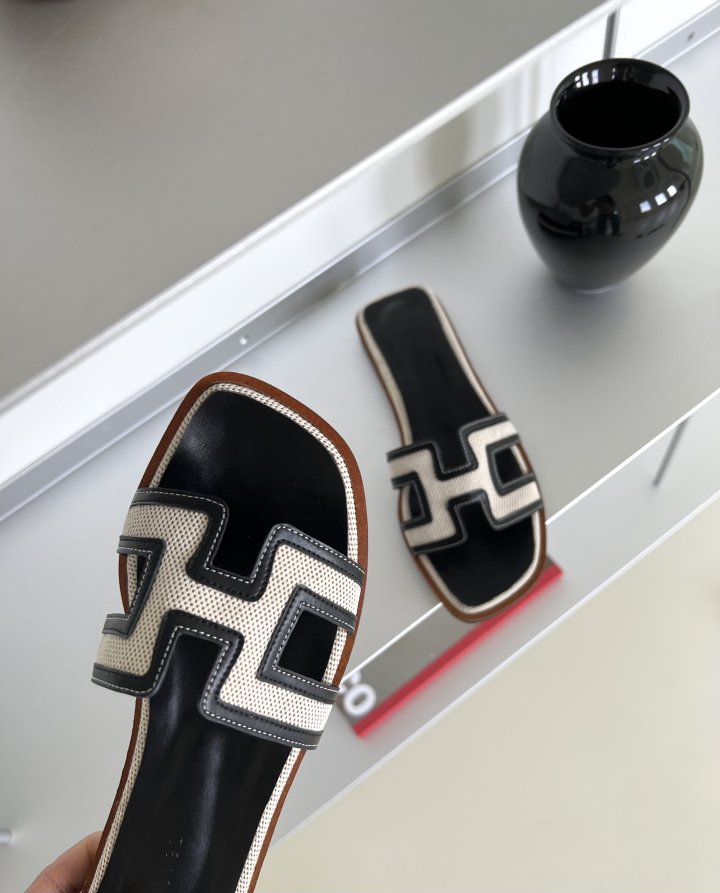 Contrast Hannah Sandals (3 colors)