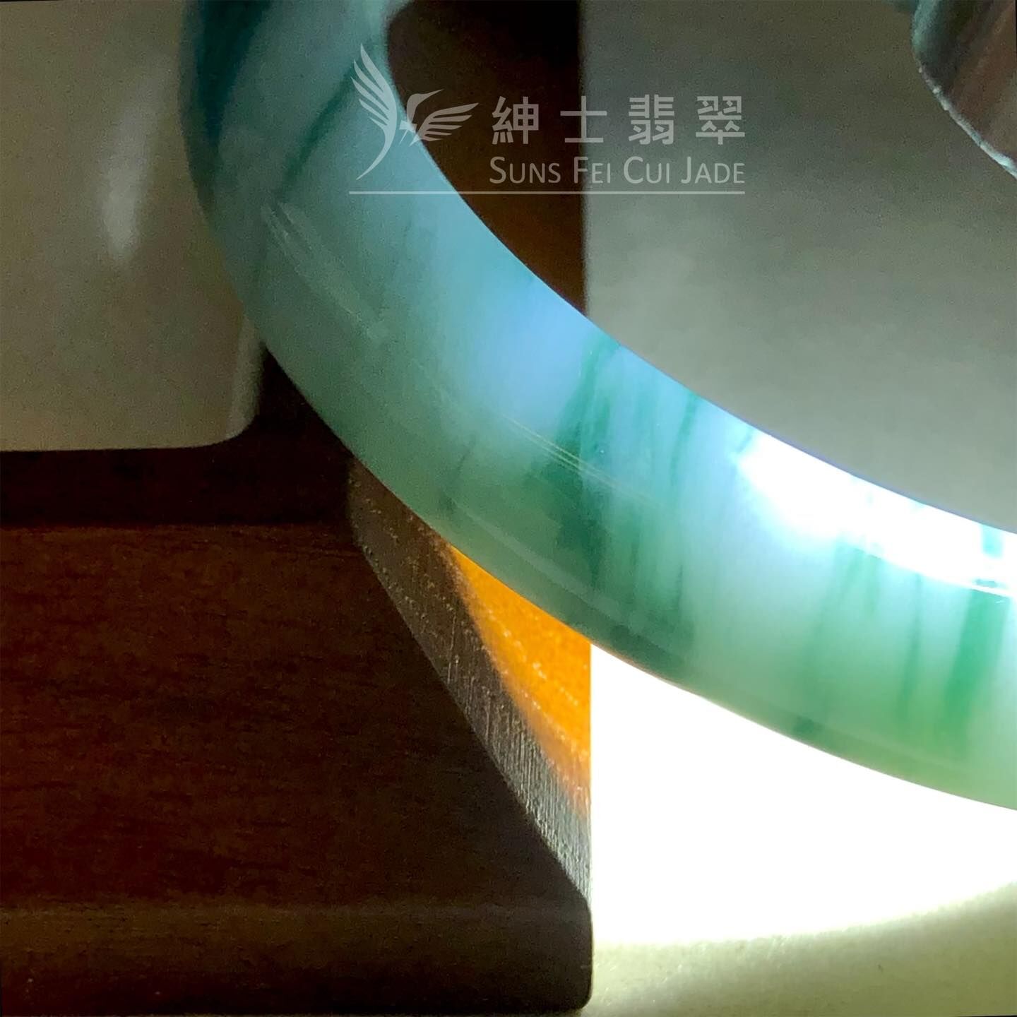 木那飄花帶翡色福鐲55.6mm