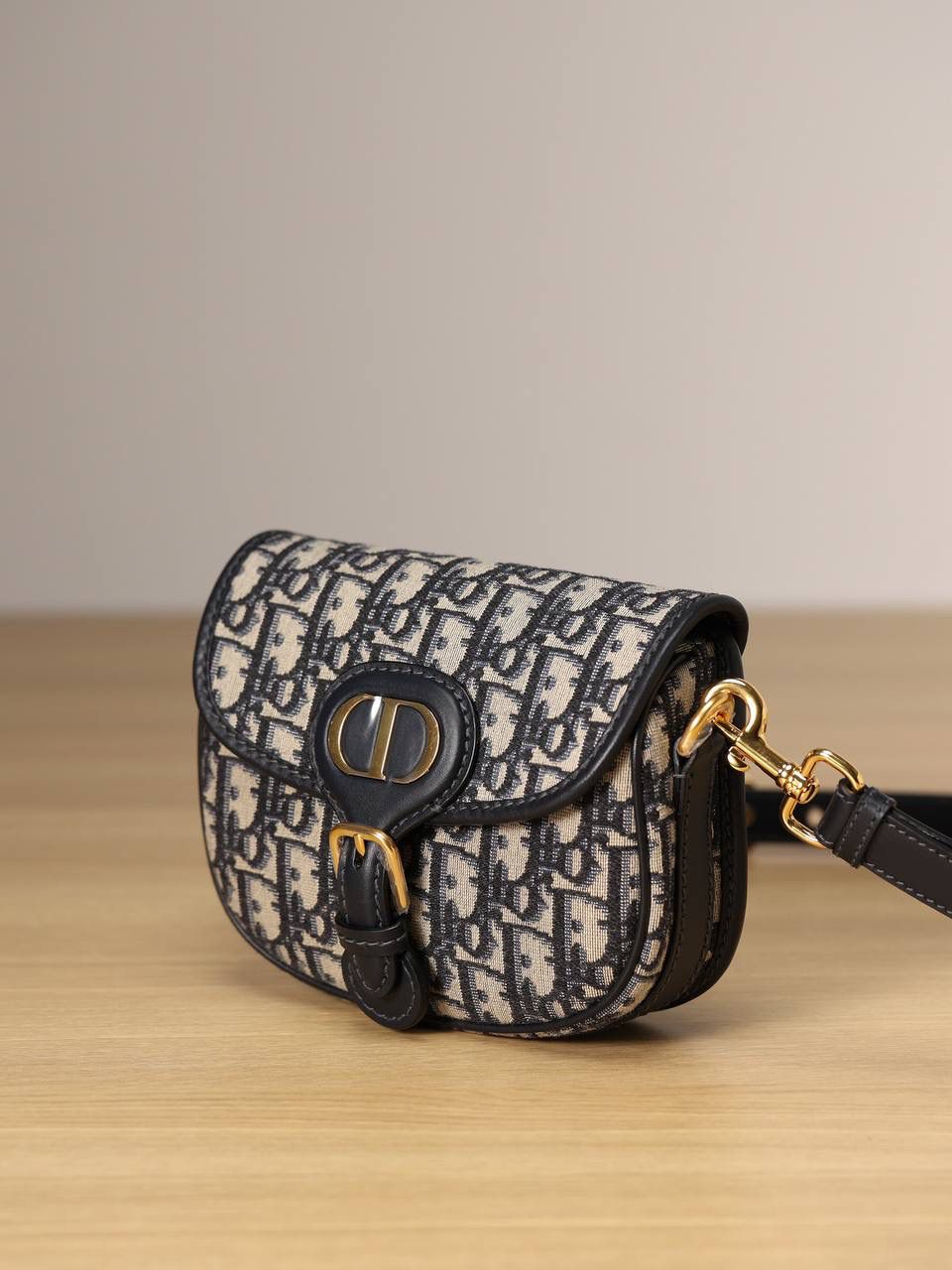 小号 DIOR BOBBY 手袋 蓝色 Oblique 印花🎀 翻盖开合设计 磁性扣环搭配装饰性“CD”扣 背面“30 MONTAIGNE”压花标志 后侧口袋 内部平盖口袋 可调节、可拆卸的滑扣皮革肩带🤟🏻 “Christian Dior”军装风格搭扣 内含防尘袋 尺寸：18 x 14 x 5 厘米