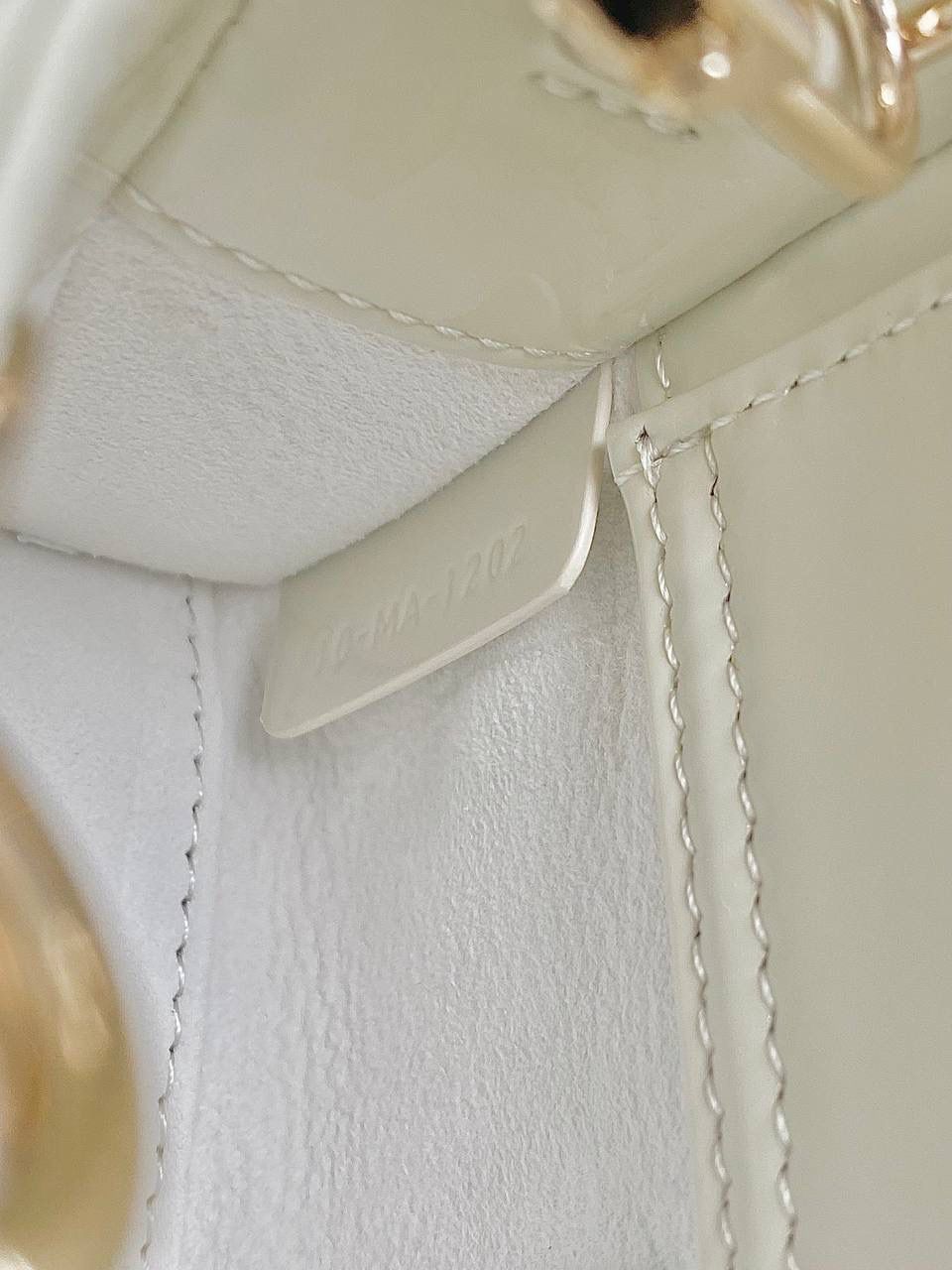 白色超迷你🎀 𝗗𝗶𝗼𝗿 𝗗-𝗝𝗼𝘆 𝗯𝗮𝗴漆皮款，新色 时尚果然就是轮回，回归了一把中古戴妃 长方包形，短链条➕细长肩带直接封神！！ 复古时髦感超强，真是什么场合都可以把住 绝对是lady中的天花板了，强势出圈啦姐妹们🤩😍 17.5×10.5×6cm