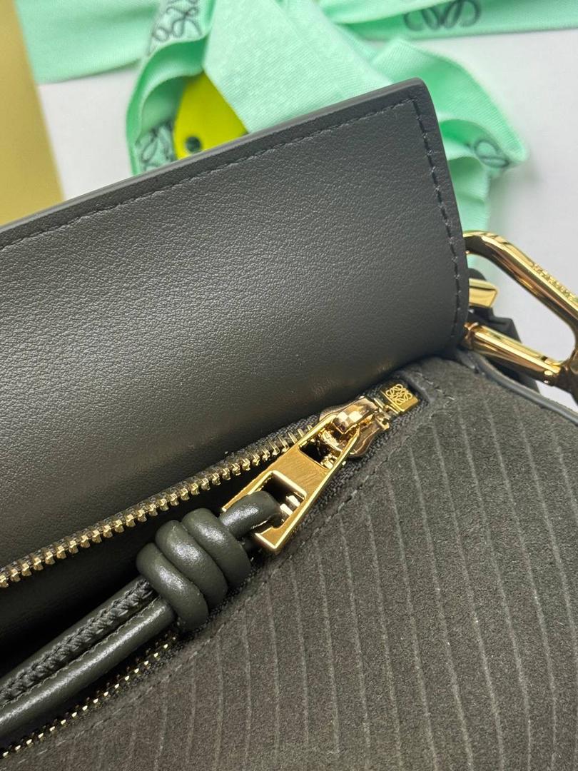 🎈最新编织手腕𝙋𝙪𝙯𝙯𝙡𝙚 ——【橄榄绿】 尺寸：𝟐𝟒-𝟏𝟎.𝟓-𝟏𝟔.𝟓𝐜𝐦 编码：062405 【配全套礼盒】 ♥️以罗家经典几何设计，搭配独特的编织手腕，绒面内里。 ♥️容量大，经典百搭，可拆卸肩带，有单肩，斜挎，手提等多样化背法。随性时髦洒脱，实用性强。 ♥️独家背景➕独家品质➕独家全套砖柜礼盒套装，市场高端品质皆在我手✌🏻