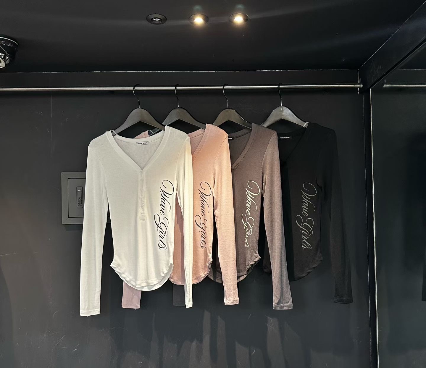 辣妹必備！韓國扣扭字母v領Top