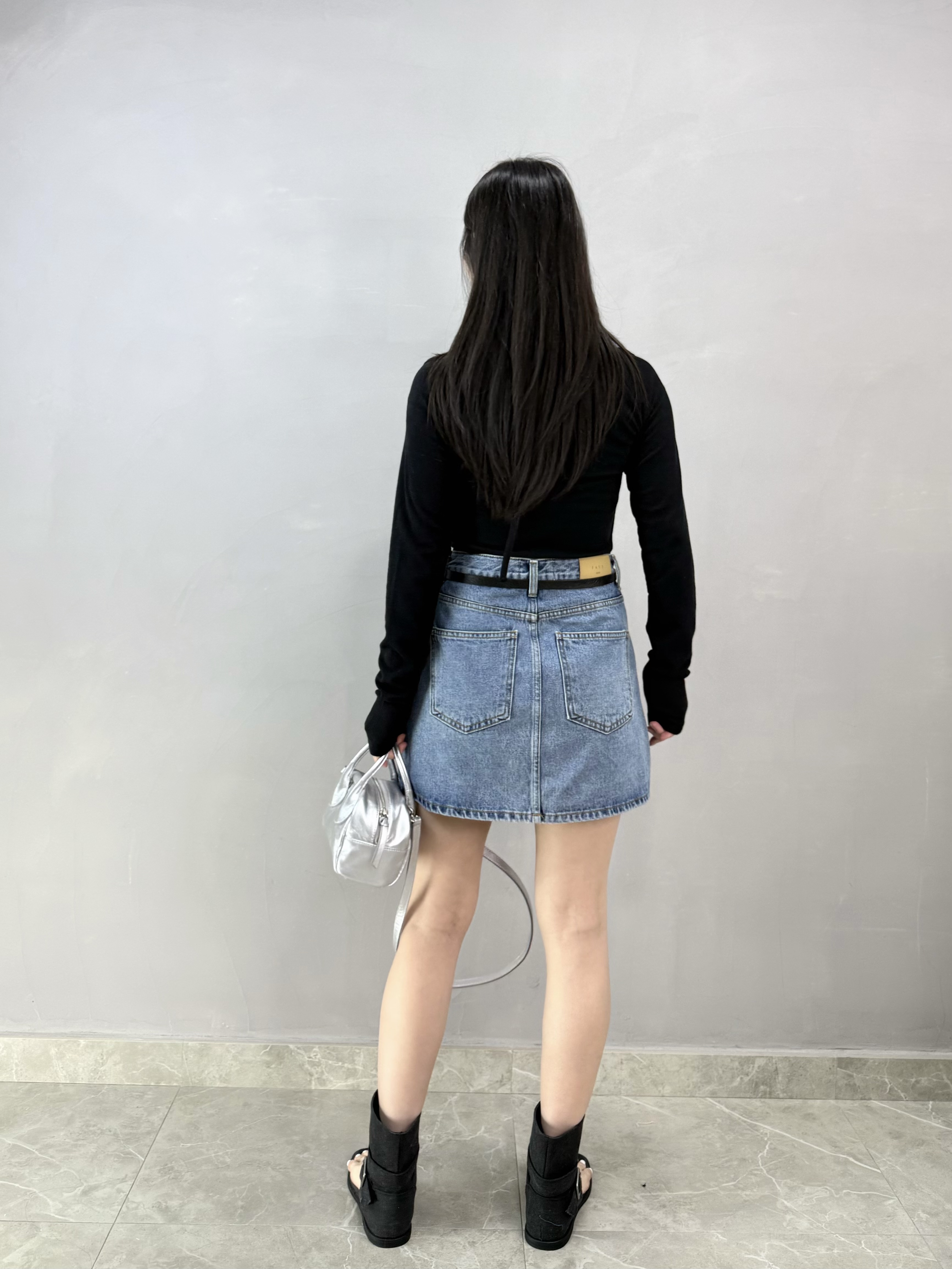 I75 側扣車骨牛仔裙褲