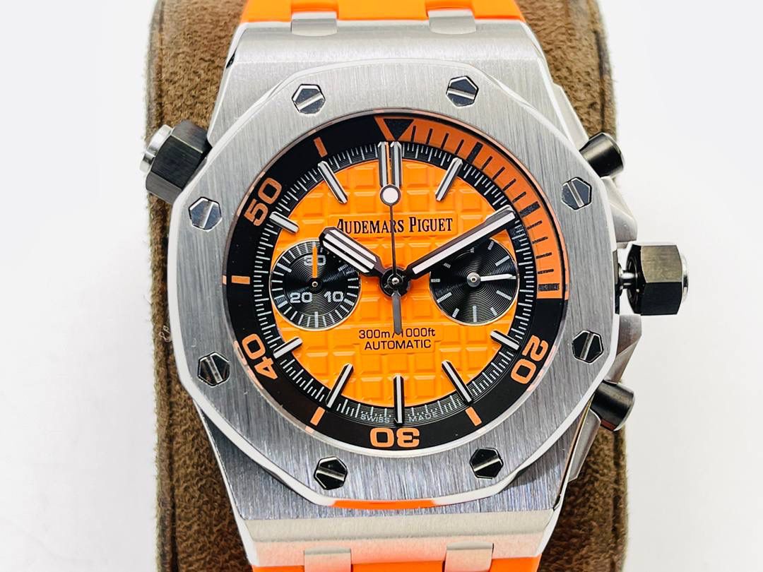 爱彼A P皇家橡树系列水果腕表！ 型号：26703 跑秒计时自动机械男表！搭载原版cal.3124机芯 直径：42MM！ 1⃣️表壳材质选用的904L精钢，经过CNC一次成型锻造了42MM的表径，表壳在经过拉丝工艺多次打磨抛光后做到了无懈可击，包括螺钉也一致还原！ 2⃣️表盘字面格纹错落有致，立体感很强。刻度线粗细程度以及长短均与正品保持一致。条钉时标内部填充超强夜光材料。两组小圆盘对称分布，就像两只小眼睛。盘面内有一圈一圈的放大环，细节处理很到位。 3⃣️橡胶表带表面的磨砂质感很强.采用无味不沾灰尘的进口橡胶，只为提高佩戴的舒适感！ 4⃣️前后玻璃都采用蓝宝石水晶镜面玻璃，镜面通透性也很强。这款腕表采用3124机芯，做到了外观和正品的极其相似，走时精准稳定！