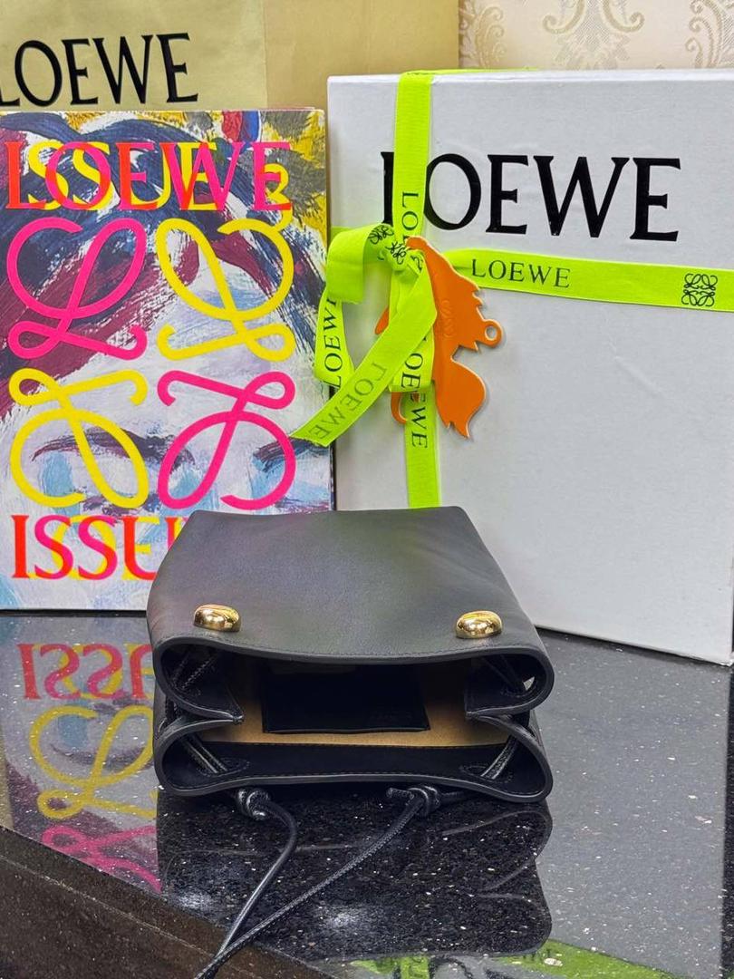 🎈（全钢）新款𝗣𝗲𝗯𝗯𝗹𝗲 𝗽𝗼𝘂𝗰𝗵手机包 ——【黑色到货💕】 尺寸：𝟮𝟭.𝟱-𝟭𝟳-𝟳𝗰𝗺 编码：652406 👉🏻采用进口纳帕小牛皮材质•包包手感超级舒服柔软•自重超轻。 👉🏻正面装饰两颗闪亮的𝗽𝗲𝗯𝗯𝗹𝗲配饰•精致可爱时髦•可调节肩带•腋下单肩斜跨皆🉑。 容量超大•可容纳5到6部手机•日常出行一个包就够啦😍