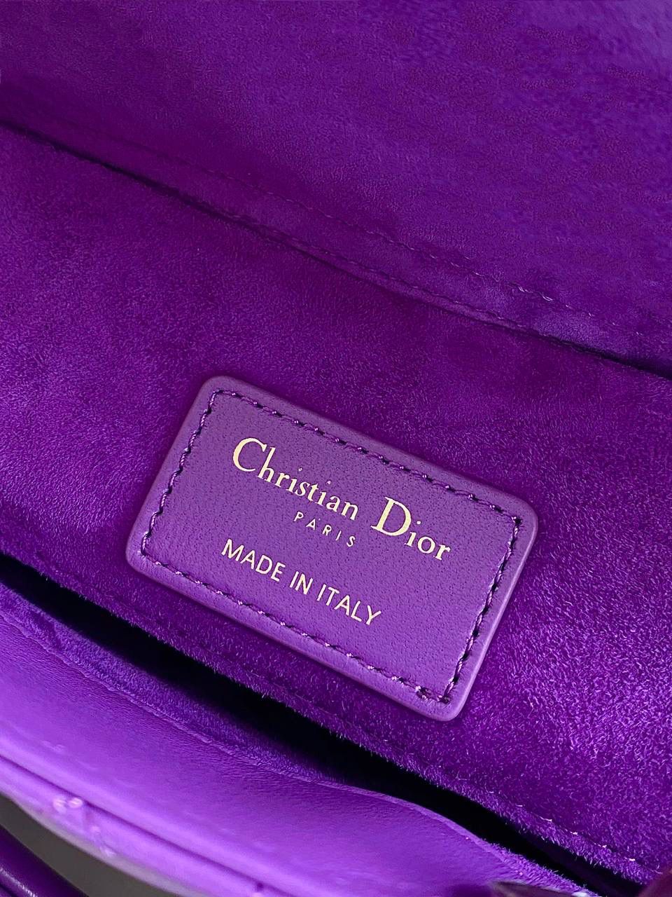 贾姆尼紫小号💜 𝗗𝗶𝗼𝗿 𝗗-𝗝𝗼𝘆 𝗯𝗮𝗴23新色 极致纯正的紫色啊，浪漫神秘的魅惑 有种敬而远之的高贵，气场瞬间全开了 这种色彩充满了沉淀的分量感 成熟稳重，又灵动有趣的肉眼可见 高饱和度紫也是真的真的真的很衬肤色 可以说，多巴胺的夏天也有它的一份，冲🌈 22.5×12×5.5cm