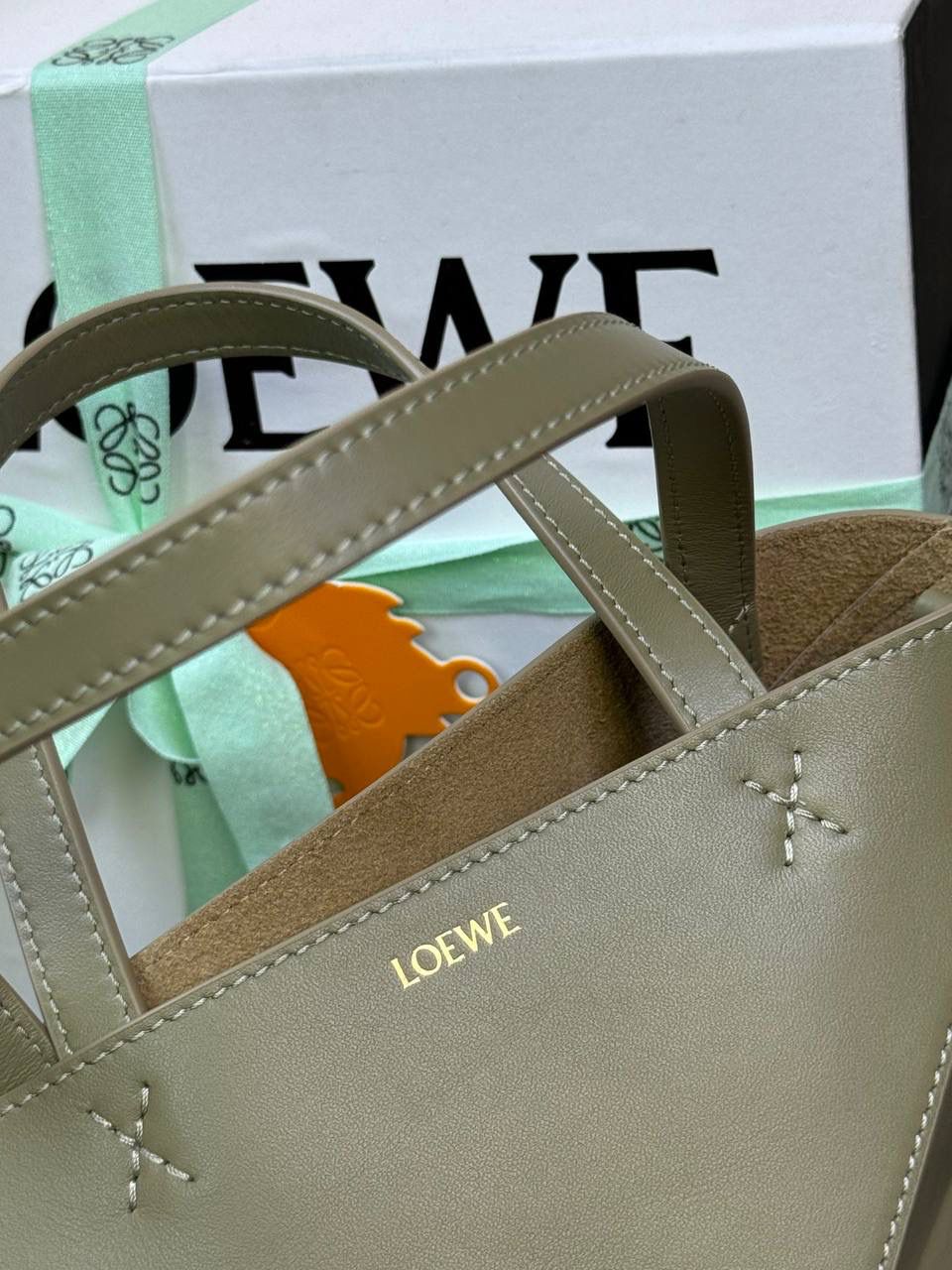 *𝐏𝐮𝐳𝐳𝐥𝐞 𝐅𝐨𝐥𝐝折叠手袋👜* ——全新【𝗡𝗘𝗪】升级‼️ 延续经典𝙋𝙪𝙯𝙯𝙡𝙚的标志性几何裁剪设计，新晋顶流🅰️𝙋𝙪𝙯𝙯𝙡𝙚 𝙁𝙤𝙡𝙚 𝙏𝙤𝙩𝙚以折纸包为灵感，升级成🉑完全折叠‼️的结构，立体与平面任意切换，出差旅行🧳必备单品。小牛皮材质轻且柔软，𝐌𝐢𝐧𝐢尺寸搭配一条可拆卸式肩带，手提，肩背，斜挎多样化背法✨ 尺寸：𝟏𝟔.𝟓-𝟗.𝟓-𝟐𝟎cm 款号：052322