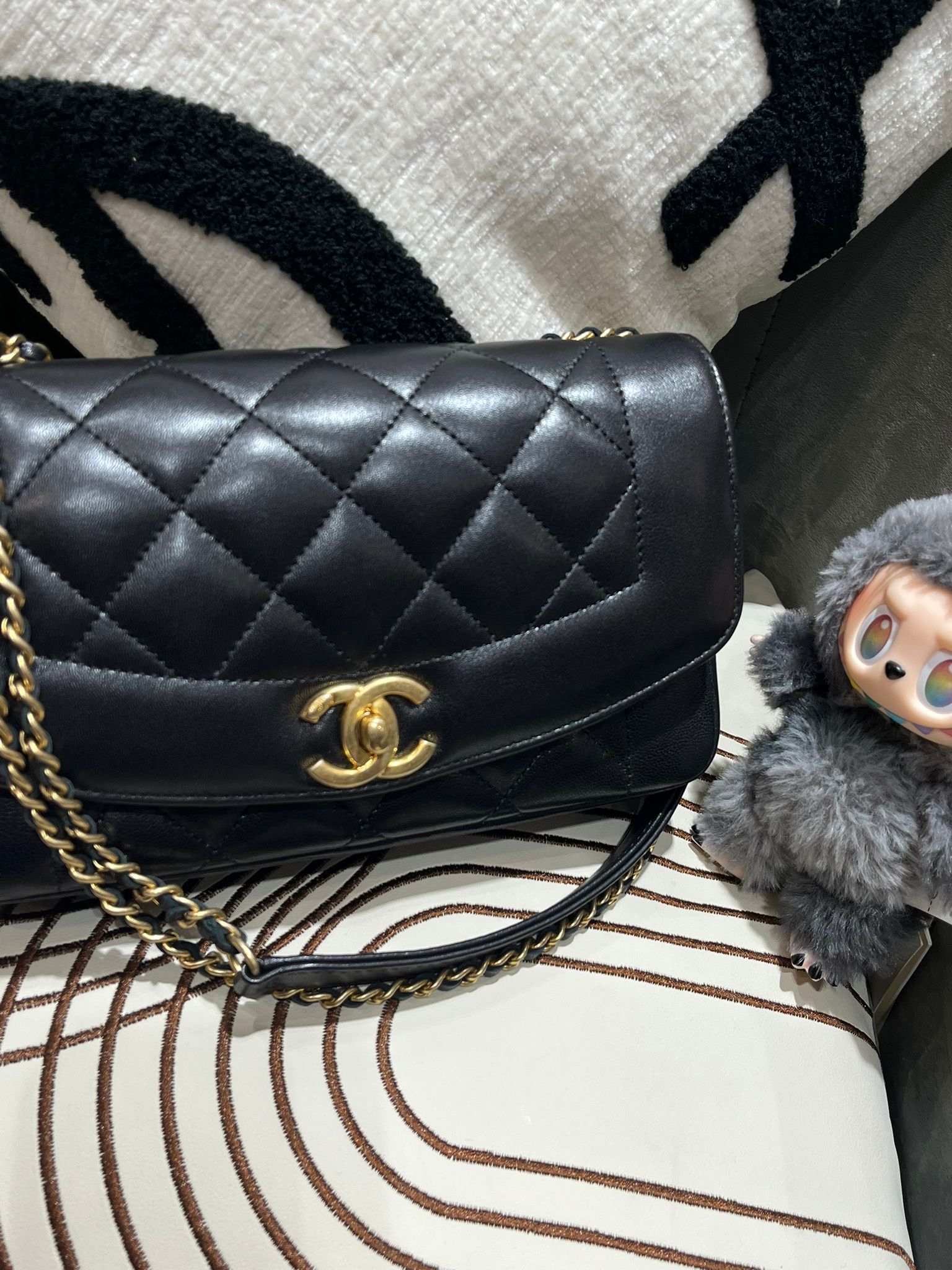 Chanel Diana flap bag 黑金扣 100%Authentic, 98%New  ✅20card✅Dust bag✅box