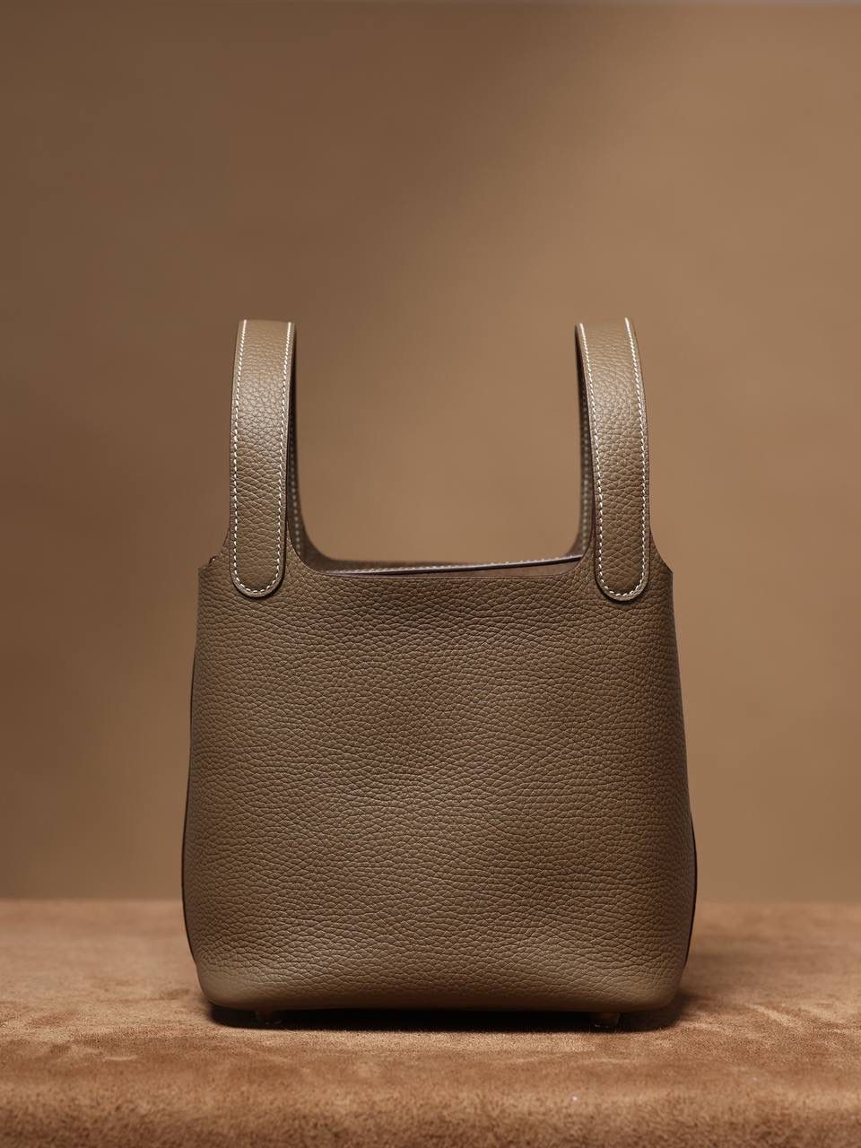 H正式上线！ 大象灰18cm金扣 独家渠道货！手机实拍！独家背景！ 纯手工制作、细工慢活、工匠精神雕刻的艺术精品！ 尺寸：18 X 19 X 13.5cm