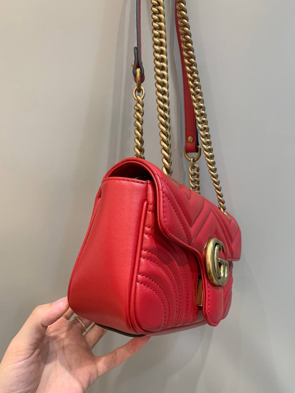 新背景实拍正品级 。经典款金扣红色22cm‼️ 最经典的款式来了，真的卖一百年都不会烂的款式，金色五金，最经典的搭配，红色很好看，也是非常喜庆的颜色，很正点的红，不会俗气‼️ 型号446744；尺寸22/13/6cm