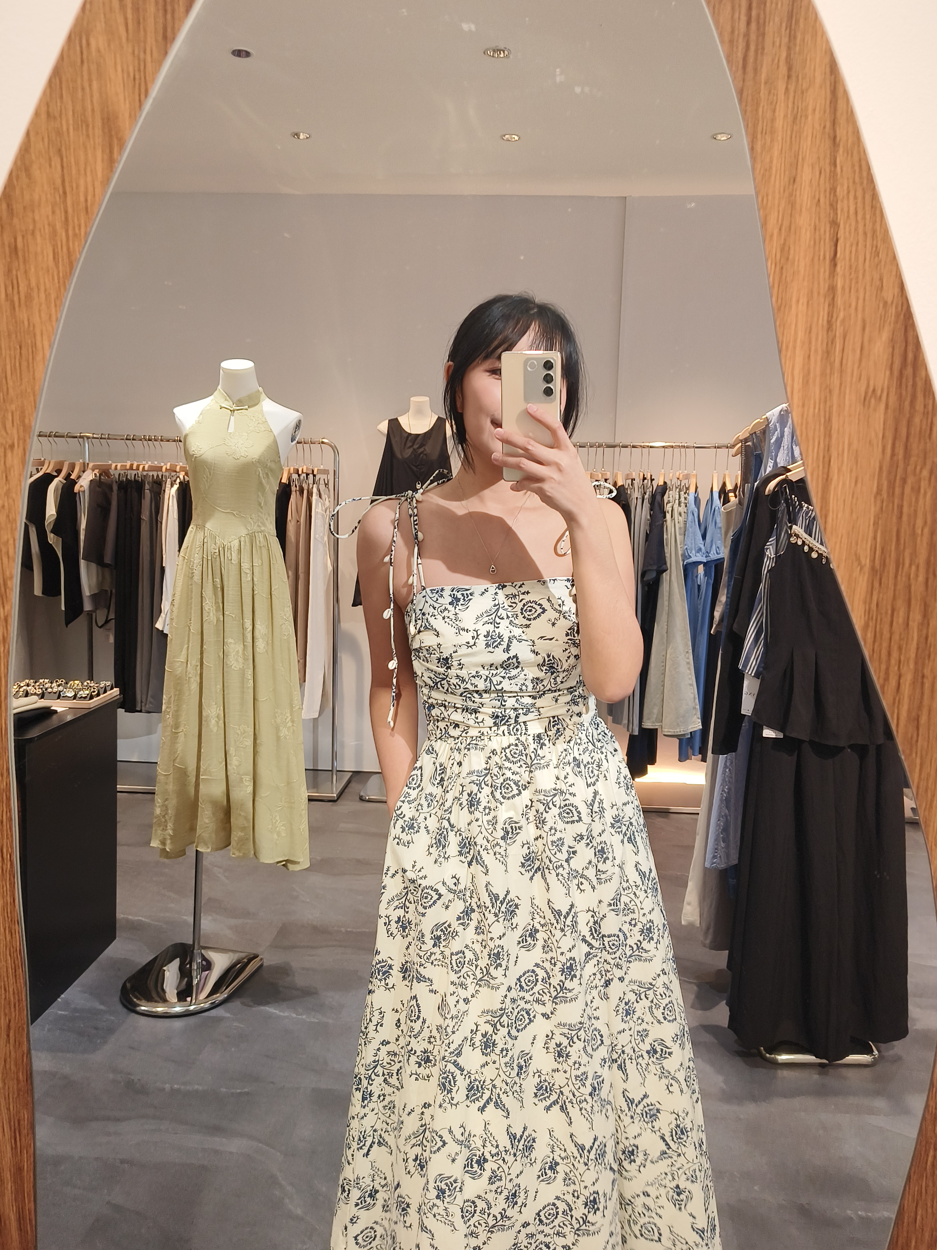 蓝色印花吊带裙