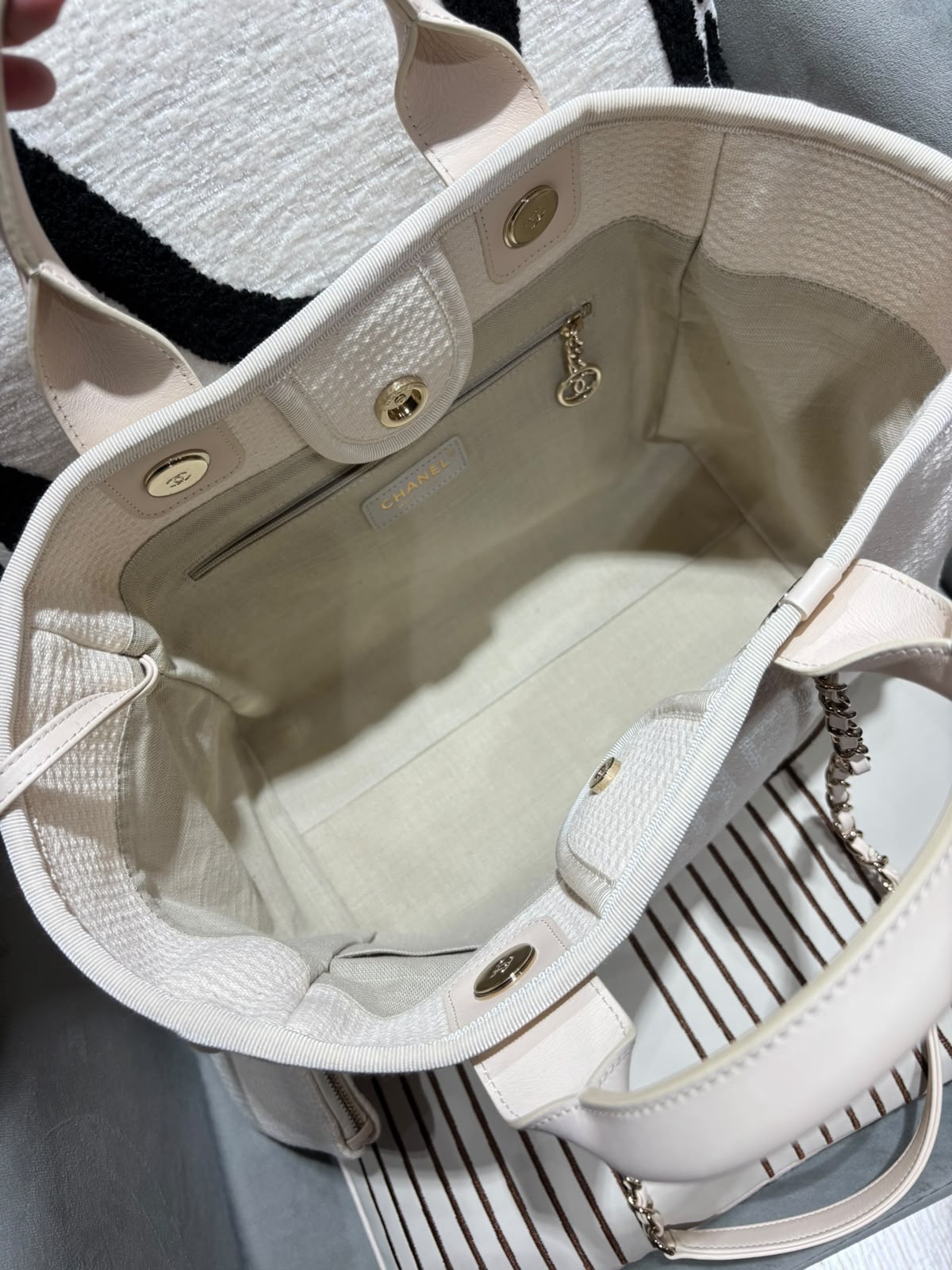 CHANEL Deauville Medium tote bag  100%Authentic,98%new ✅chip✅pouch  ✅dust bag 