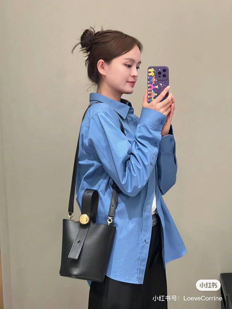 ♥️𝙈𝙞𝙣𝙞 𝙋𝙚𝙗𝙗𝙡𝙚 𝘽𝙪𝙘𝙠𝙚𝙩 ——【黑色平纹】 尺寸：𝟏𝟔-𝟏𝟔-𝟗.𝟓𝐜𝐦 编码：062339 【配全套礼盒】 🎈标志性Anagram鹅卵石点缀，配以纯粹简约线条以及瞩目设计风格，诠释全新𝙋𝙚𝙗𝙗𝙡𝙚手袋👜 🎈自带一根🉑拆卸🉑调节的肩带，一包多背，多样化风格，秀场大放异彩😀内里容量超大，日常实用性强👌 🎈配全套专柜礼盒🎁，给你满满的仪式感👀