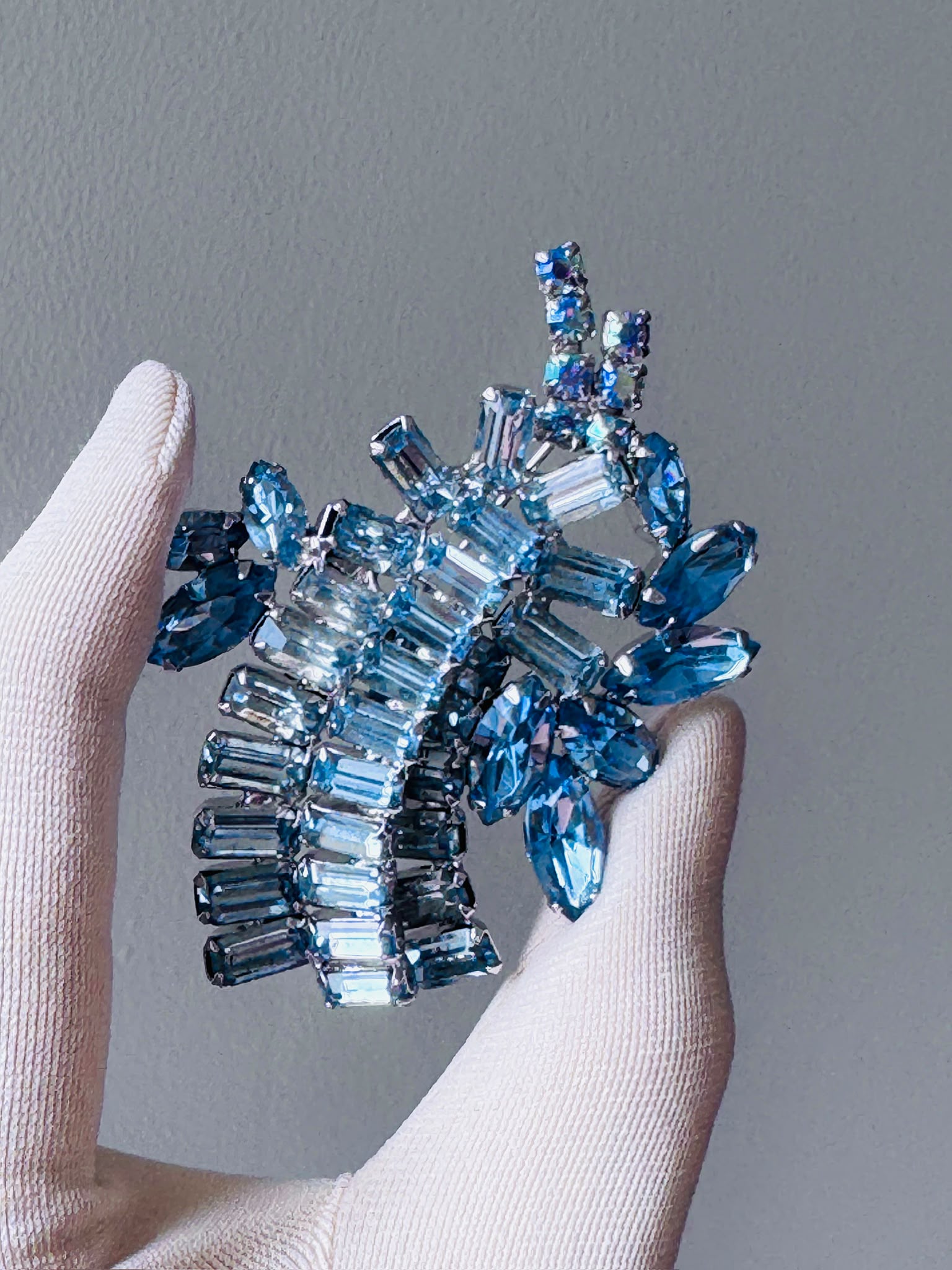 Vintage 1950s Blue Rhinestone Rhodium-Plated Statement Brooch （MT2589-29)