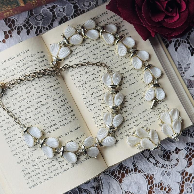 Vintage 1960s Pearlised Shell Shape Lucite Plastic Jewelry Set - Necklace, Bracelet and Clip Earrings (MT2127)