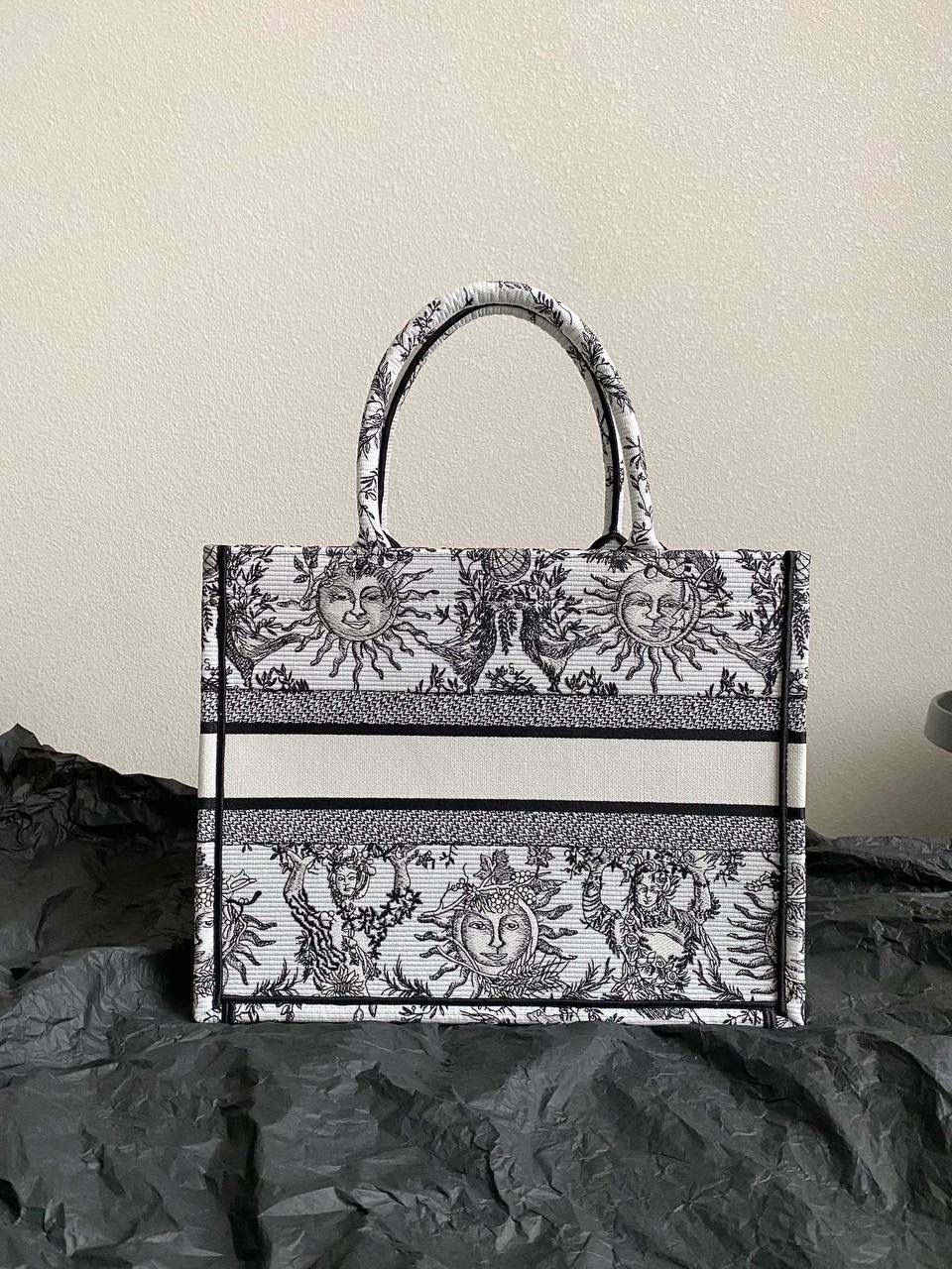 🈶黑白中号 𝗖𝗗 𝗕𝗼𝗼𝗸 𝗧𝗼𝘁𝗲 24太阳神阳光茹伊 它有代表春天的玫瑰💐🎀 夏天的麦穗，秋天的枫叶 以及冬日的枝干 整个太阳也是关于守护的象征 寓意是非常美好的，浪漫且神秘 那种高定视觉，沦陷了！！ 行走在街头很是时髦🌟 36×27×16cm