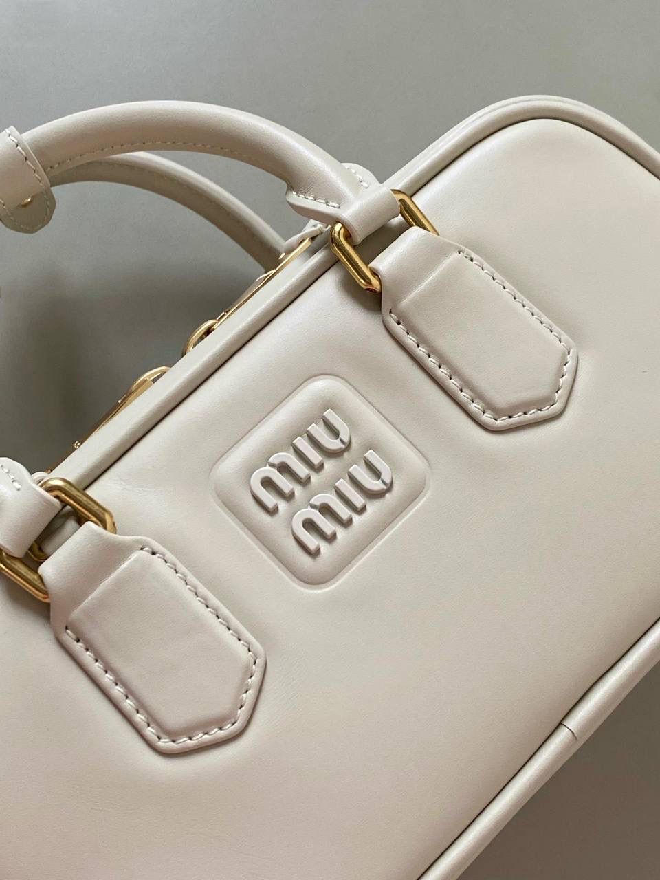 🈶粉笔白小号， 𝗠𝗶𝘂𝗠𝗶𝘂保龄球，大爆款 这只太火了！贯穿了我所有的OOTD 又乖又奶又酷简直要焊在身上的程度！想要一只包搭子，必须得是你啊！！拎着它出现，姐妹绝对夸你很会买 是反复心动的小情包啊，时髦感爆表了 手拎斜挎都可以，大小日常都刚好 霸占了整个时尚圈的当红辣子鸡 真的不够卖不够卖啊啊啊 迷你：19×10×5cm #F0011m 小号：22x10.5x7.5cm 大号：27x12x9cm