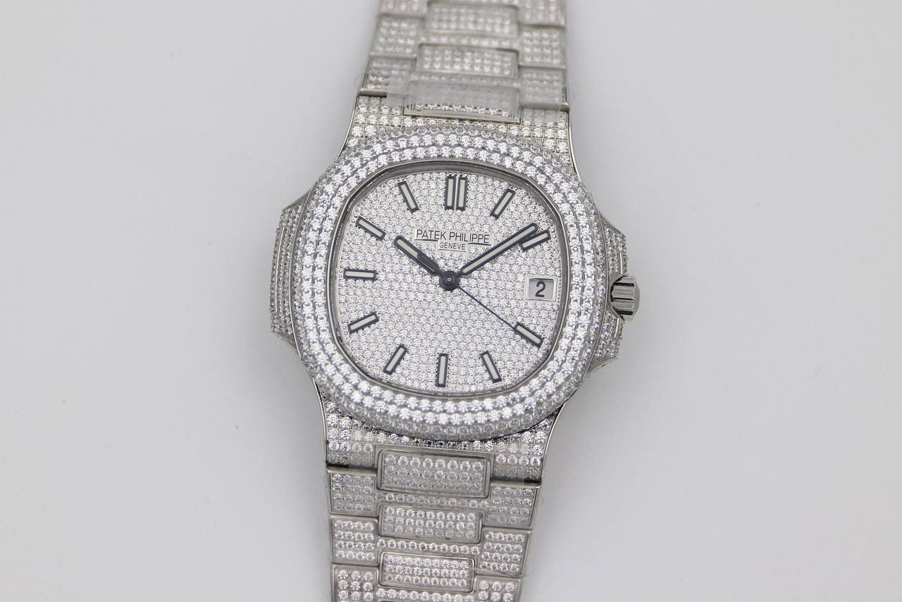 百达翡丽鹦鹉螺满天星V3版。少量到货！！！独家还原正品后镶钻。 全新修正V2版不足的四大细节： 1.表盘上12个条形刻度，根据原装5711字钉开模，效果保持了跟原装一致的黑油条形夜光刻度。 2.全新定制原版324机芯，V3版本机芯摆轮位置与原装一致，CNC数控技术打造机芯夹板，深度洗花和刻字，效果保持了原装应有的细节，机芯结构还原度极高。 3.表带升级还原正品后镶钻侧面表带镶石工艺：挑战难度极高百达翡丽鹦鹉螺侧边镶钻表带R8制表师历练数年多次，尝试过无数种加工工艺，即使再难也有破釜沉舟的心态，如今终于大功告成，还原正品后镶钻效果，是目前唯一可以做到表带侧边镶钻工艺。 4.指针升级：秒针中心点升级为针轴秒针。 （让你体验最奢华百达翡丽鹦鹉螺）