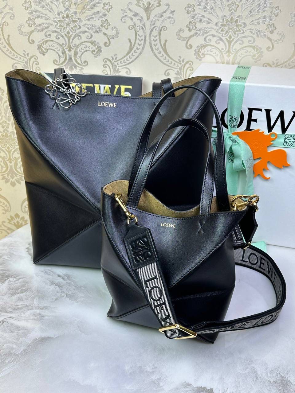 *𝐏𝐮𝐳𝐳𝐥𝐞 𝐅𝐨𝐥𝐝折叠手袋👜* ——全新【𝗡𝗘𝗪】升级‼️ 延续经典𝙋𝙪𝙯𝙯𝙡𝙚的标志性几何裁剪设计，新晋顶流🅰️𝙋𝙪𝙯𝙯𝙡𝙚 𝙁𝙤𝙡𝙚 𝙏𝙤𝙩𝙚以折纸包为灵感，升级成🉑完全折叠‼️的结构，立体与平面任意切换，出差旅行🧳必备单品。小牛皮材质轻且柔软，𝐌𝐢𝐧𝐢尺寸搭配一条可拆卸式肩带，手提，肩背，斜挎多样化背法✨ 尺寸：𝟏𝟔.𝟓-𝟗.𝟓-𝟐𝟎cm 款号：052322