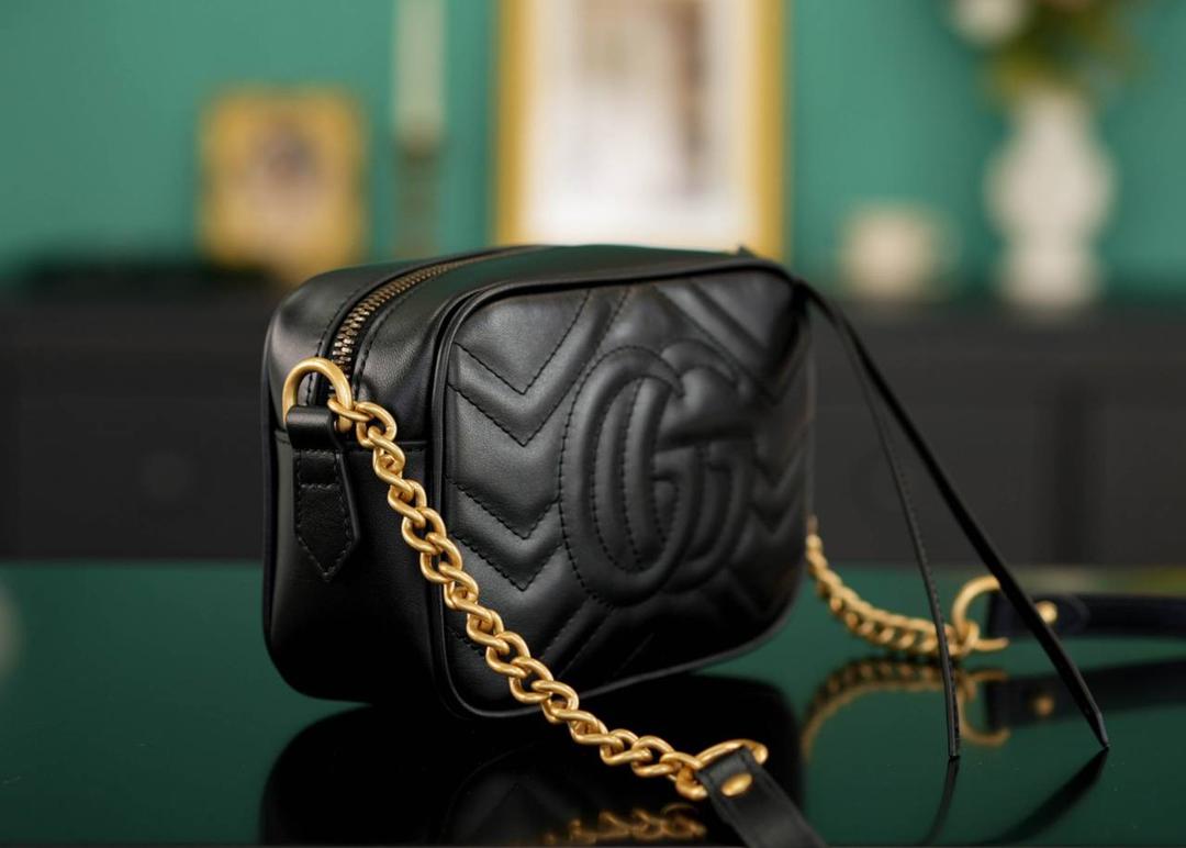 👜🔥Marmont系列绗缝迷你相机包 黑色 18cm （原厂皮 全铜五金） 正品售价¥12.000 独家原厂皮发售 限量级别 柔软牛皮+复古做旧五金 黑金搭配超气质 经典百搭不挑人 自重很轻 链条搭配皮革的肩带不怕溜肩 毫不夸张说 绝对是日常用出场率最高的包 官方款号 448065 尺寸迷你：18x12x6cm 小号：24x13x7cm